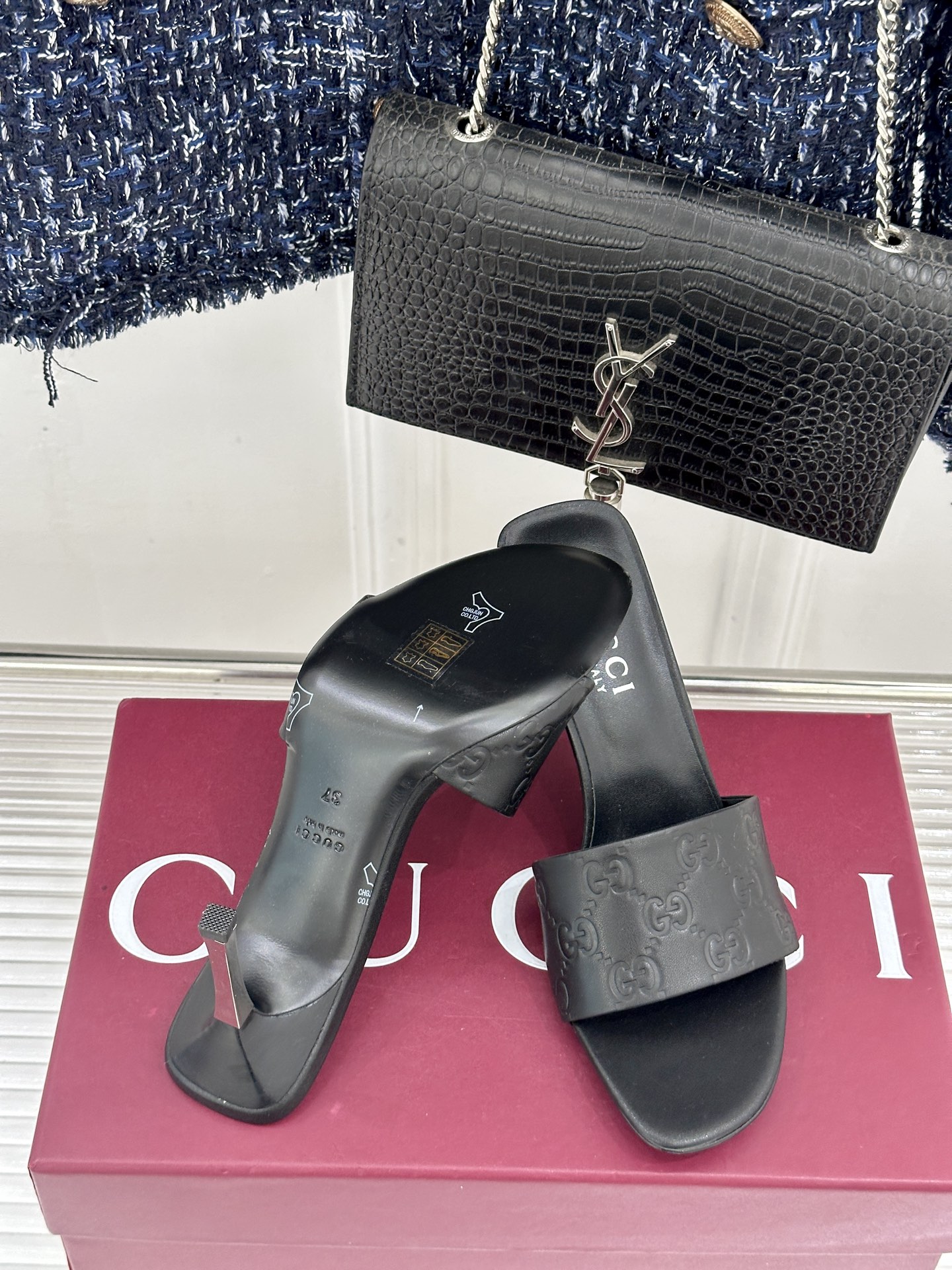 Gucci/古驰26WF新品老花一字带金属跟高跟拖鞋以经典GG老花铺陈复古基调标志性双G纹样流转意式典藏