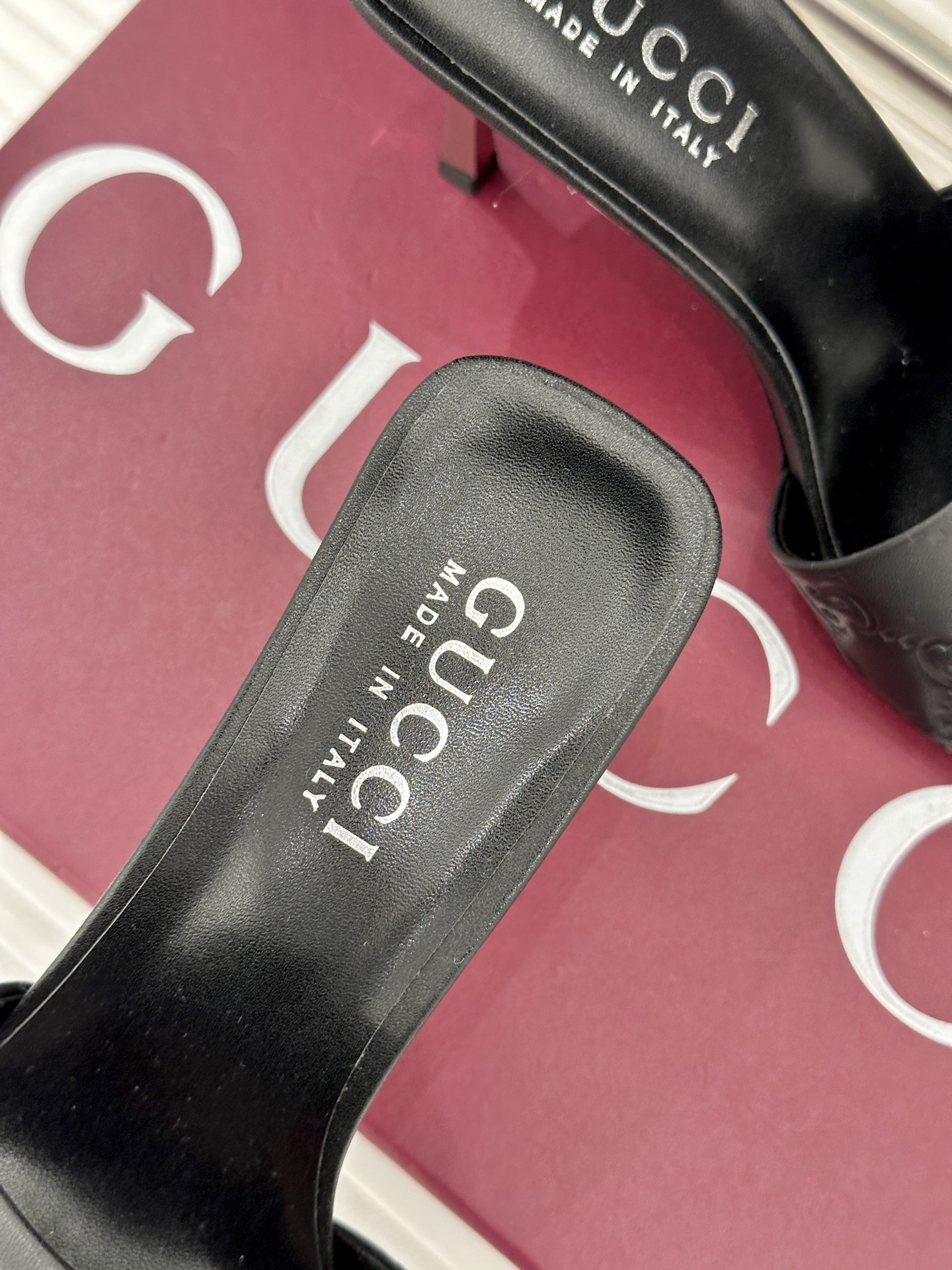 Gucci/古驰26WF新品老花一字带金属跟高跟拖鞋以经典GG老花铺陈复古基调标志性双G纹样流转意式典藏