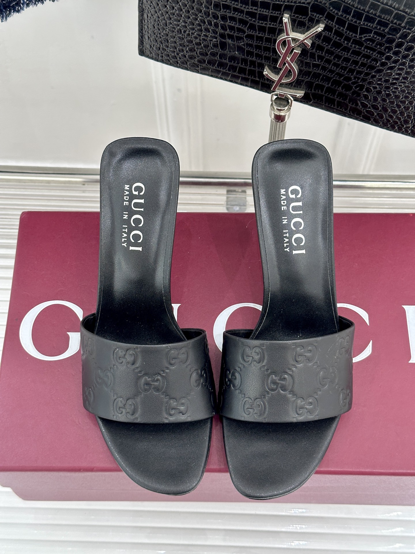 Gucci/古驰26WF新品老花一字带金属跟高跟拖鞋以经典GG老花铺陈复古基调标志性双G纹样流转意式典藏