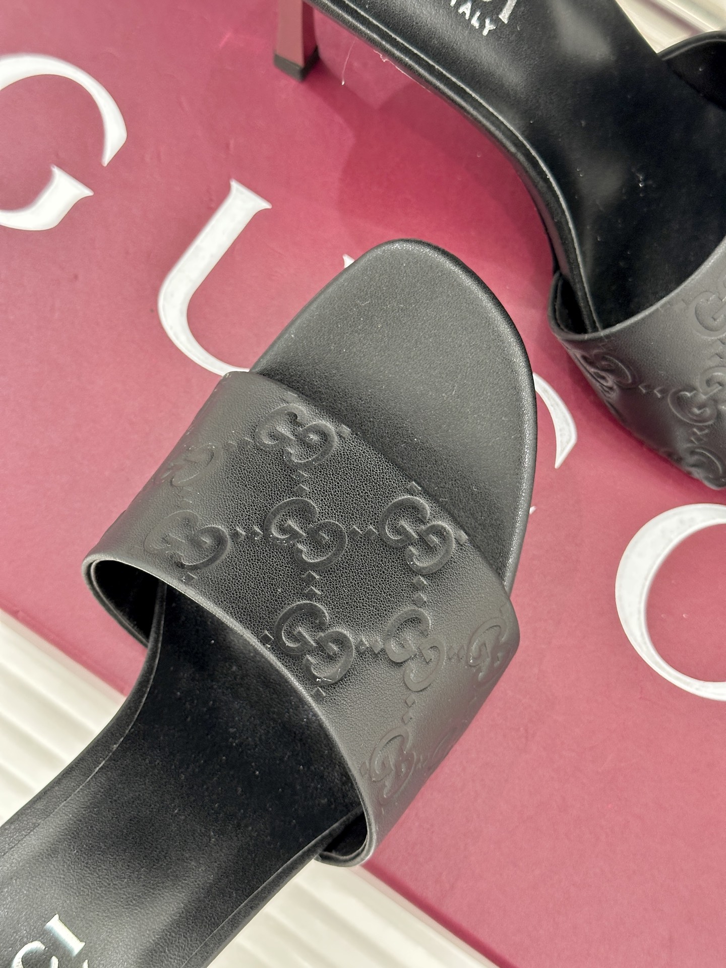 Gucci/古驰26WF新品老花一字带金属跟高跟拖鞋以经典GG老花铺陈复古基调标志性双G纹样流转意式典藏