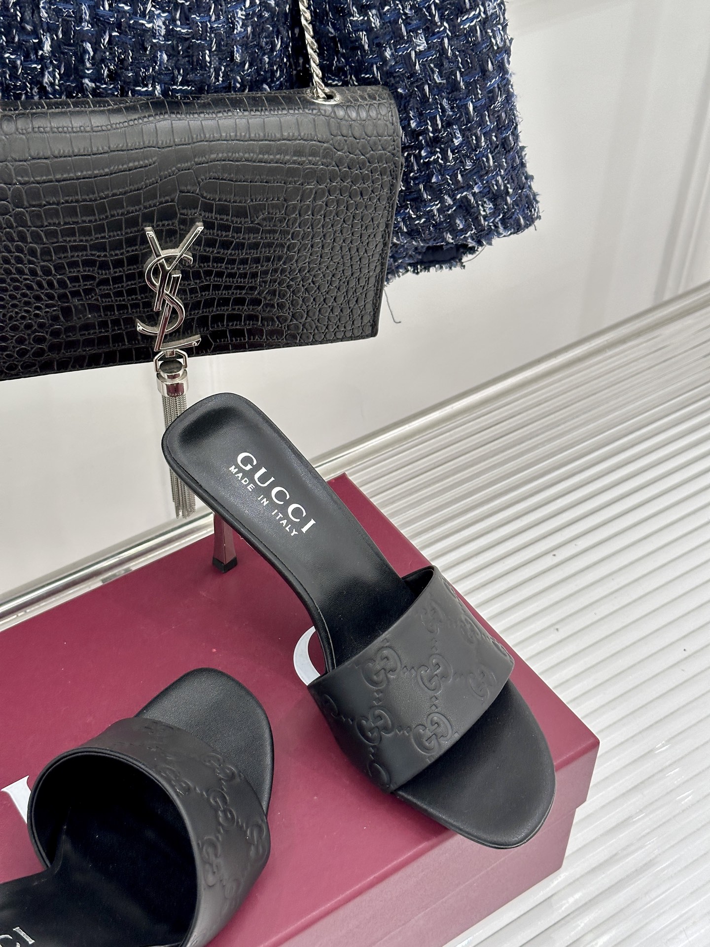 Gucci/古驰26WF新品老花一字带金属跟高跟拖鞋以经典GG老花铺陈复古基调标志性双G纹样流转意式典藏