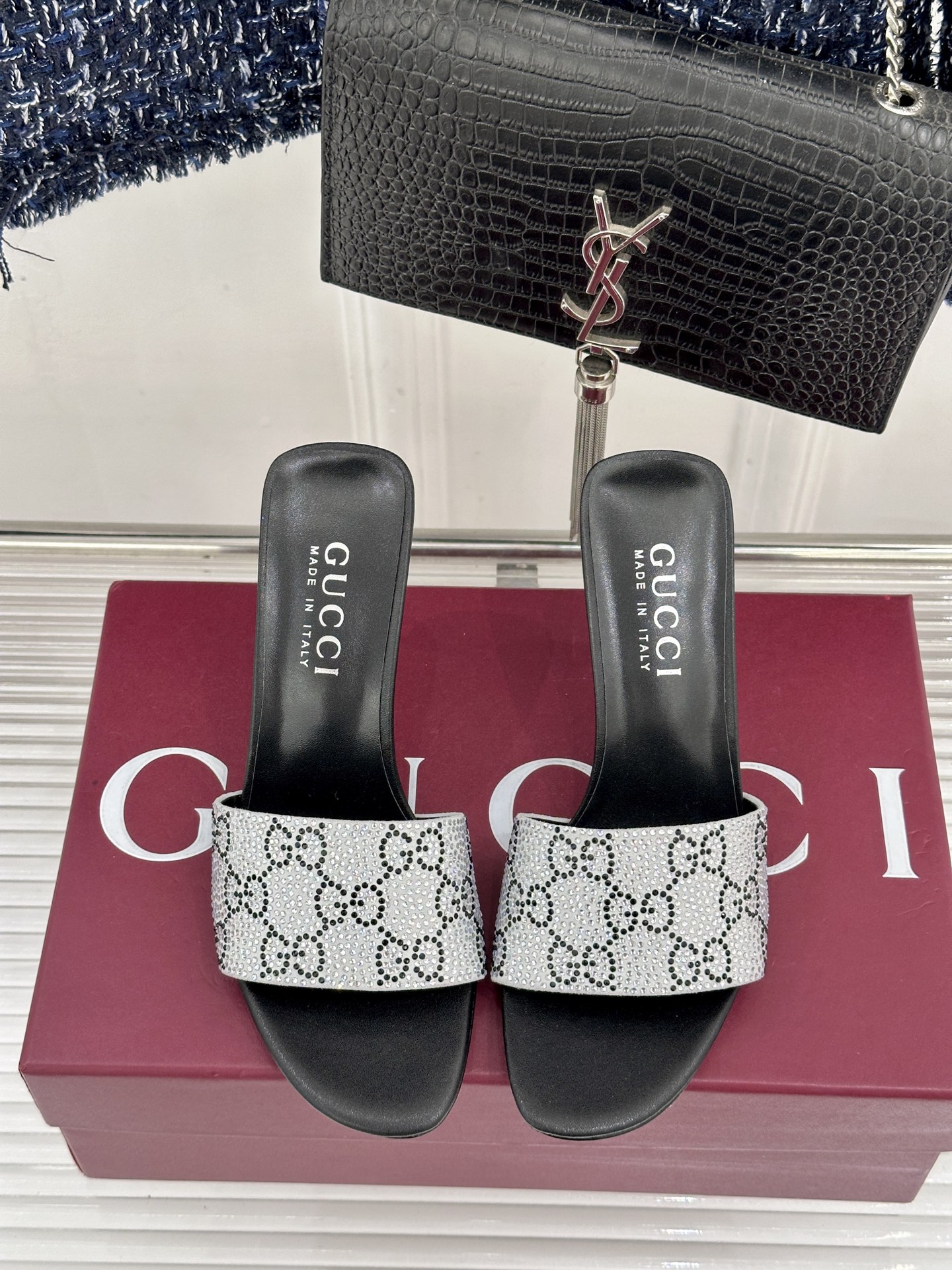 Gucci/古驰26WF新品老花一字带金属跟高跟拖鞋以经典GG老花铺陈复古基调标志性双G纹样流转意式典藏