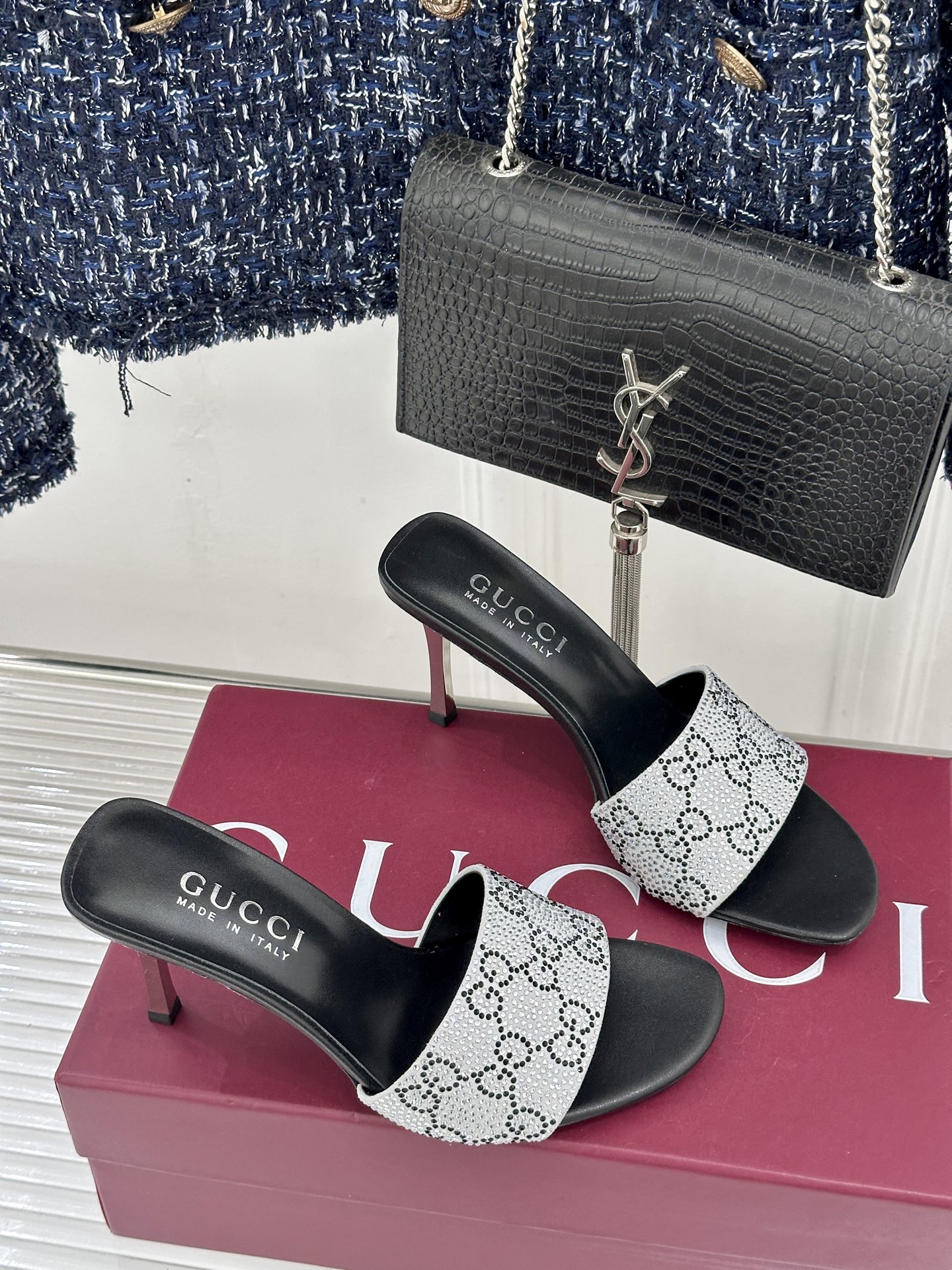 Gucci/古驰26WF新品老花一字带金属跟高跟拖鞋以经典GG老花铺陈复古基调标志性双G纹样流转意式典藏