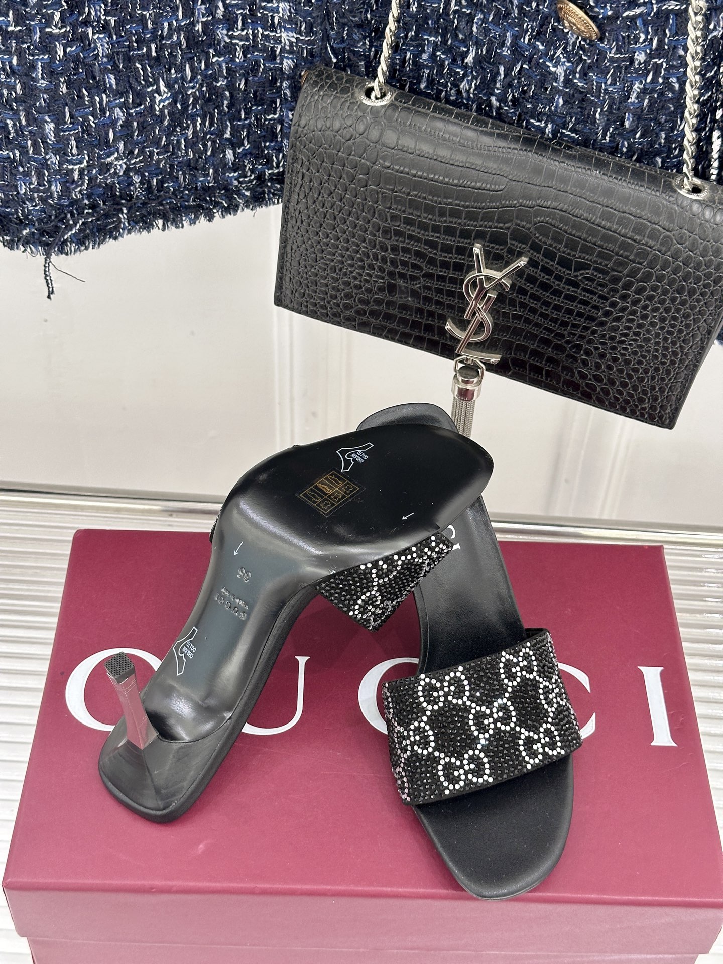 Gucci/古驰26WF新品老花一字带金属跟高跟拖鞋以经典GG老花铺陈复古基调标志性双G纹样流转意式典藏