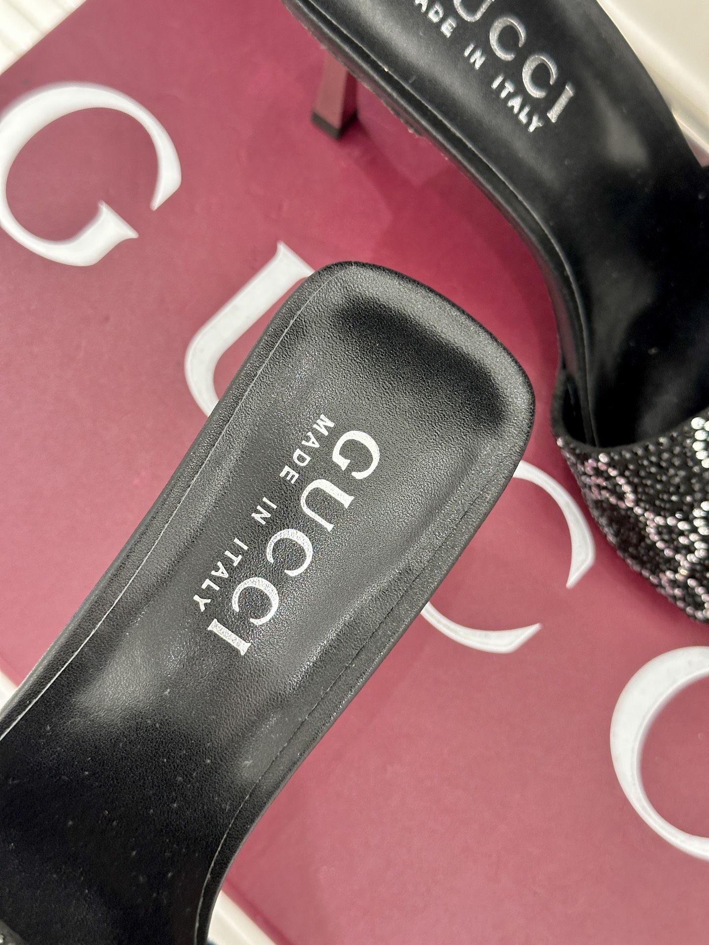 Gucci/古驰26WF新品老花一字带金属跟高跟拖鞋以经典GG老花铺陈复古基调标志性双G纹样流转意式典藏