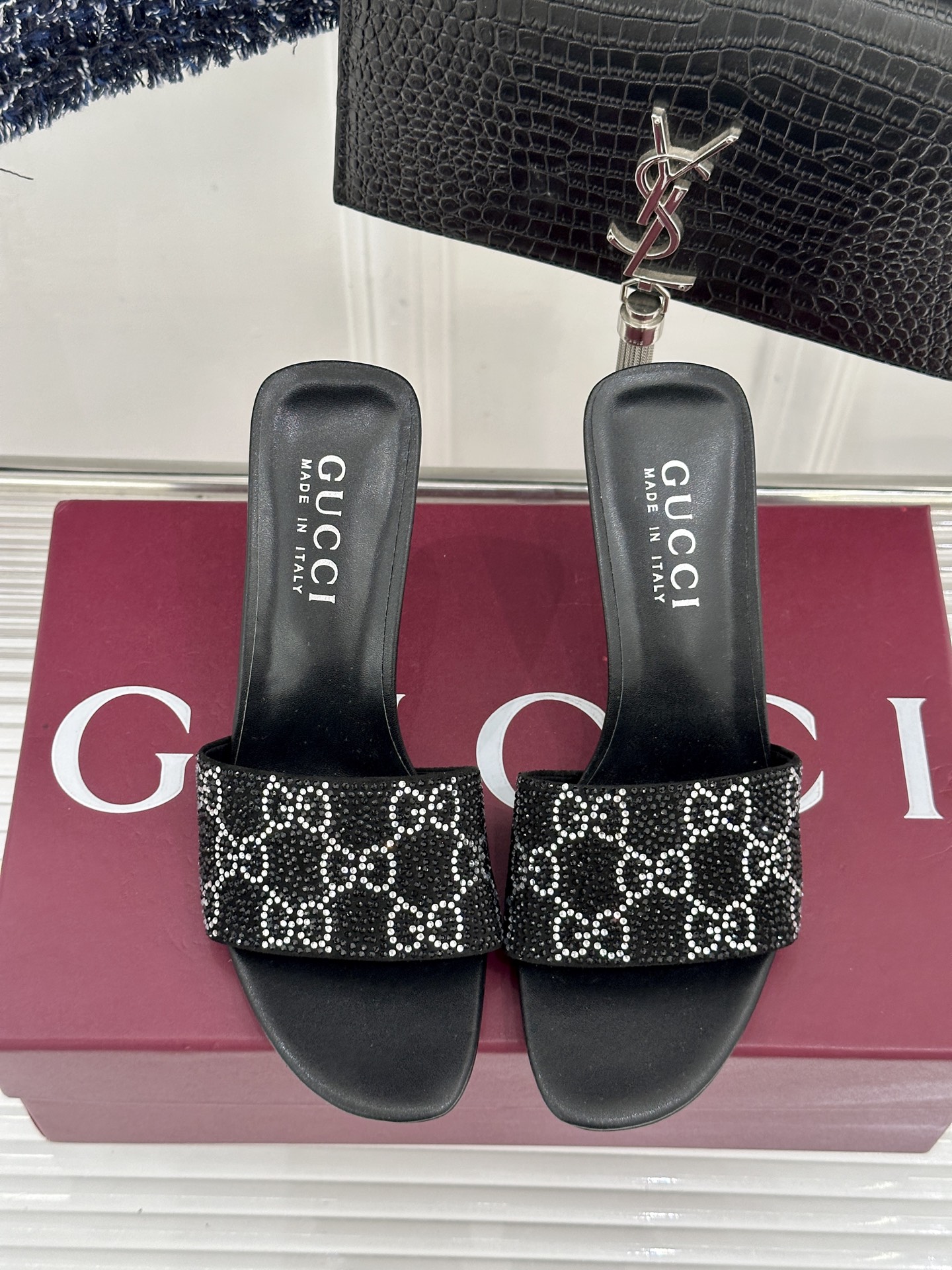 Gucci/古驰26WF新品老花一字带金属跟高跟拖鞋以经典GG老花铺陈复古基调标志性双G纹样流转意式典藏
