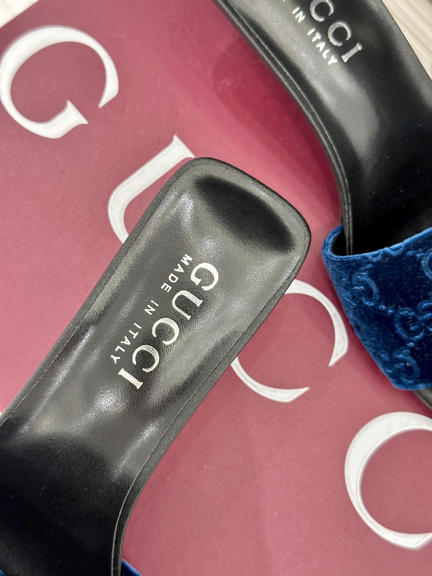 Gucci/古驰26WF新品老花一字带金属跟高跟拖鞋以经典GG老花铺陈复古基调标志性双G纹样流转意式典藏
