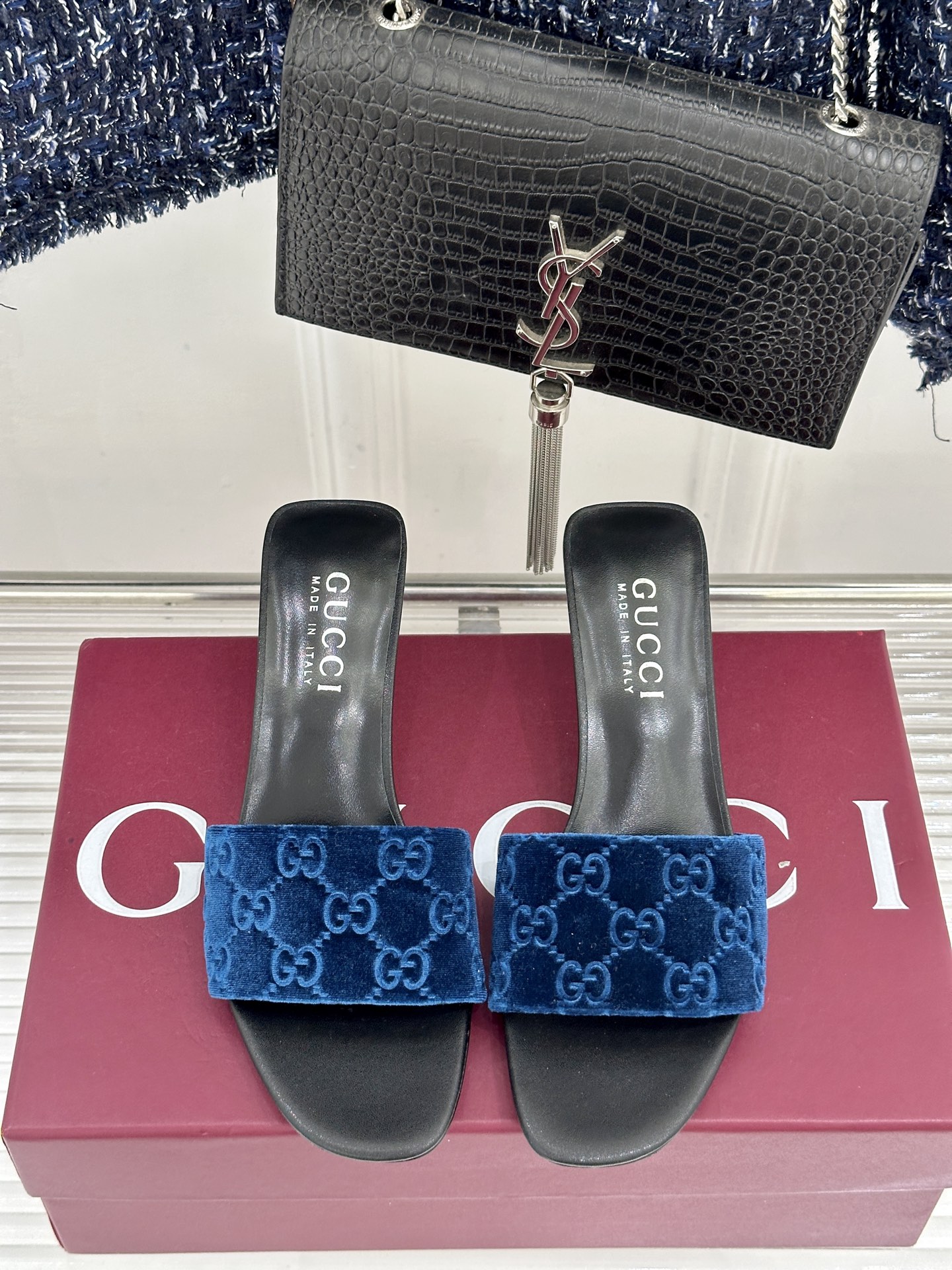 Gucci/古驰26WF新品老花一字带金属跟高跟拖鞋以经典GG老花铺陈复古基调标志性双G纹样流转意式典藏