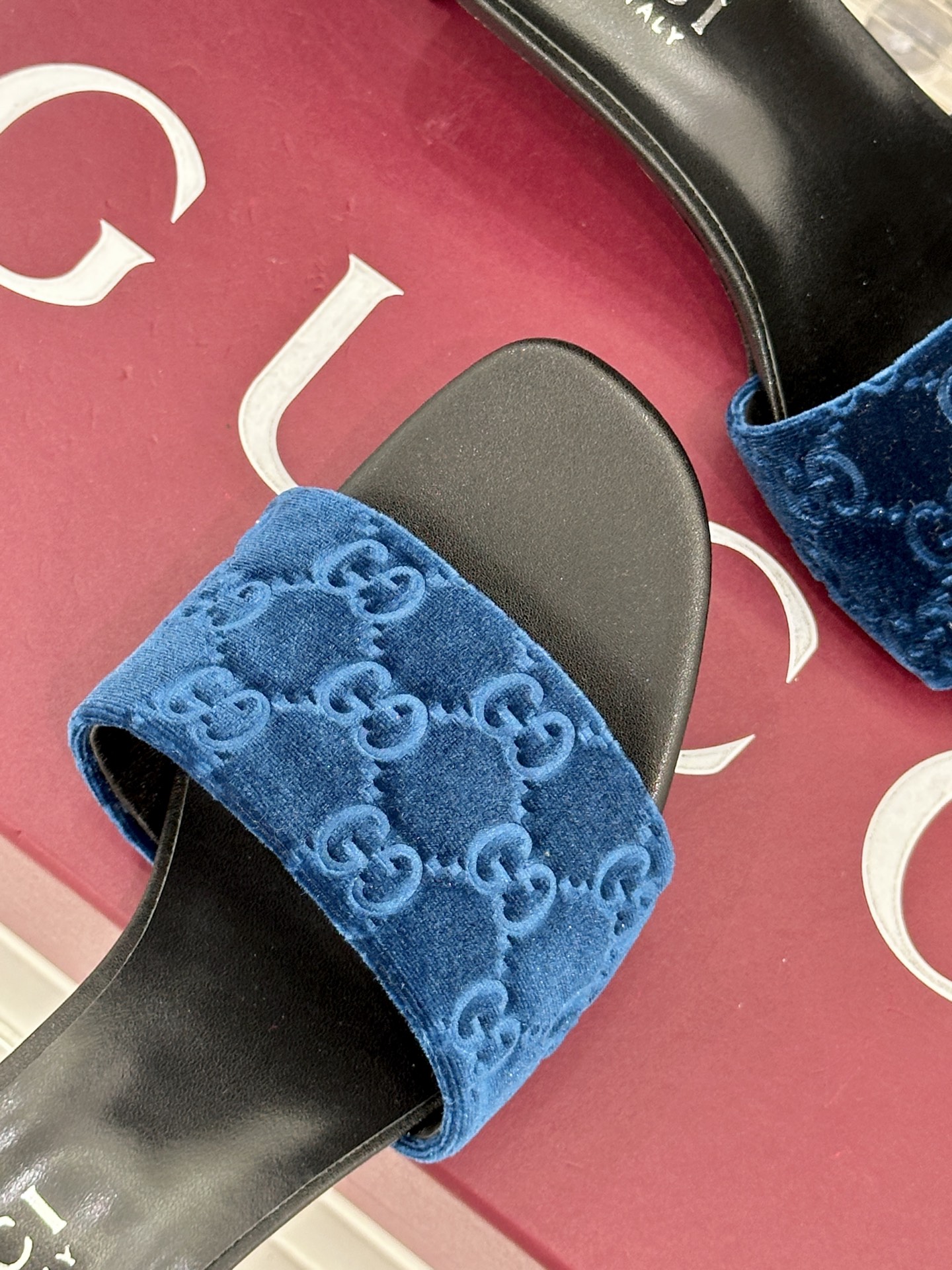 Gucci/古驰26WF新品老花一字带金属跟高跟拖鞋以经典GG老花铺陈复古基调标志性双G纹样流转意式典藏
