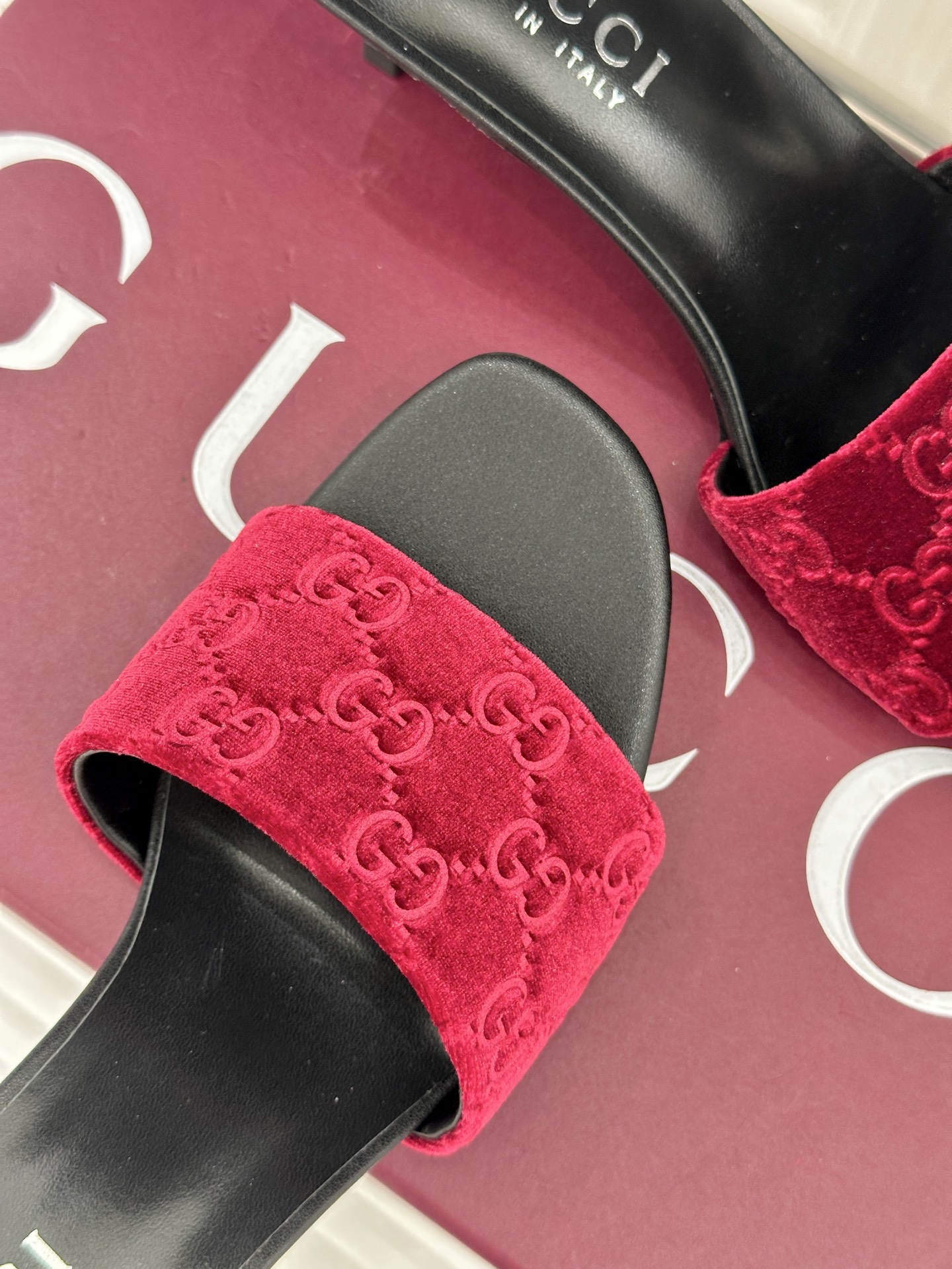 Gucci/古驰26WF新品老花一字带金属跟高跟拖鞋以经典GG老花铺陈复古基调标志性双G纹样流转意式典藏
