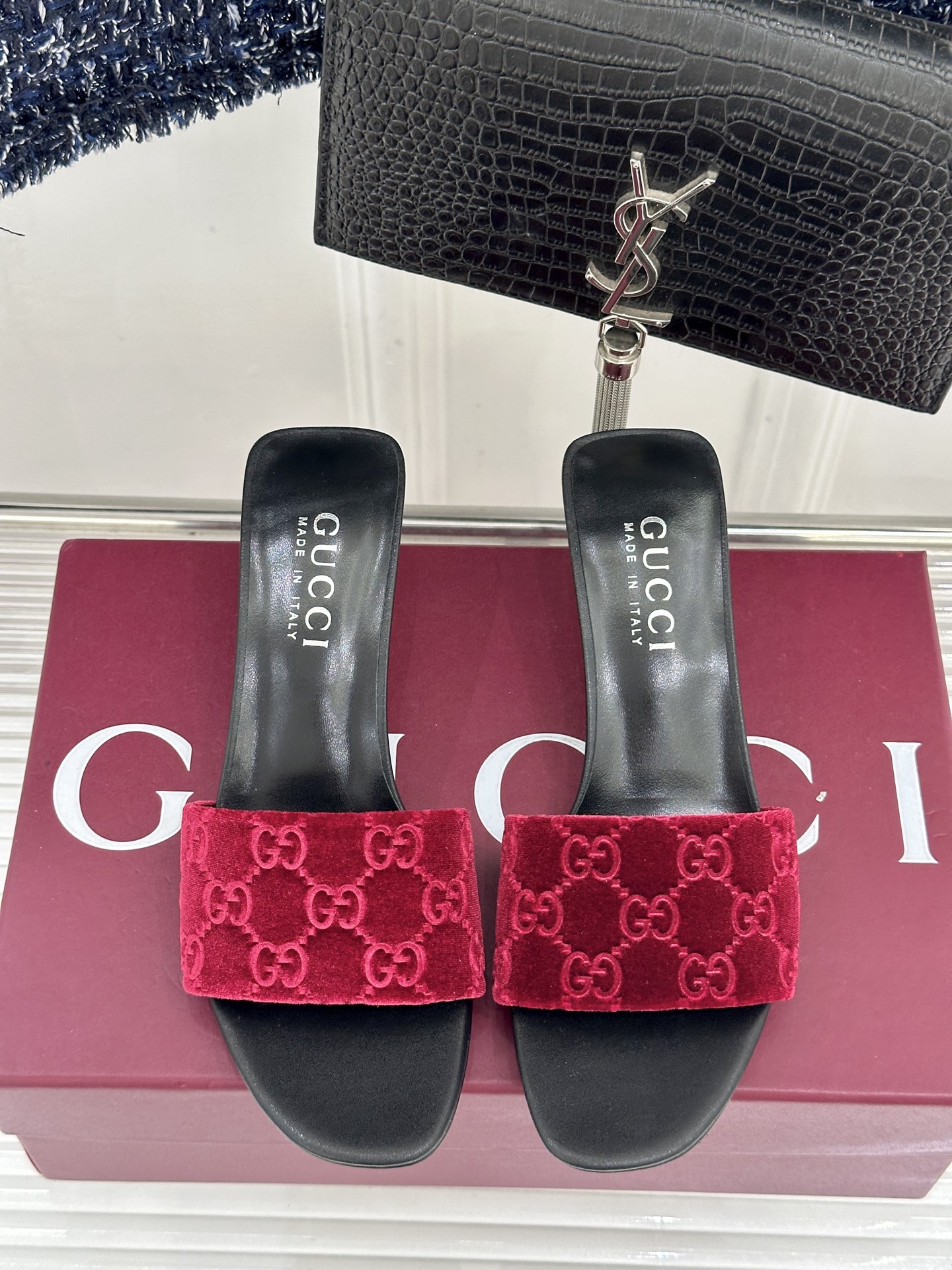 Gucci/古驰26WF新品老花一字带金属跟高跟拖鞋以经典GG老花铺陈复古基调标志性双G纹样流转意式典藏
