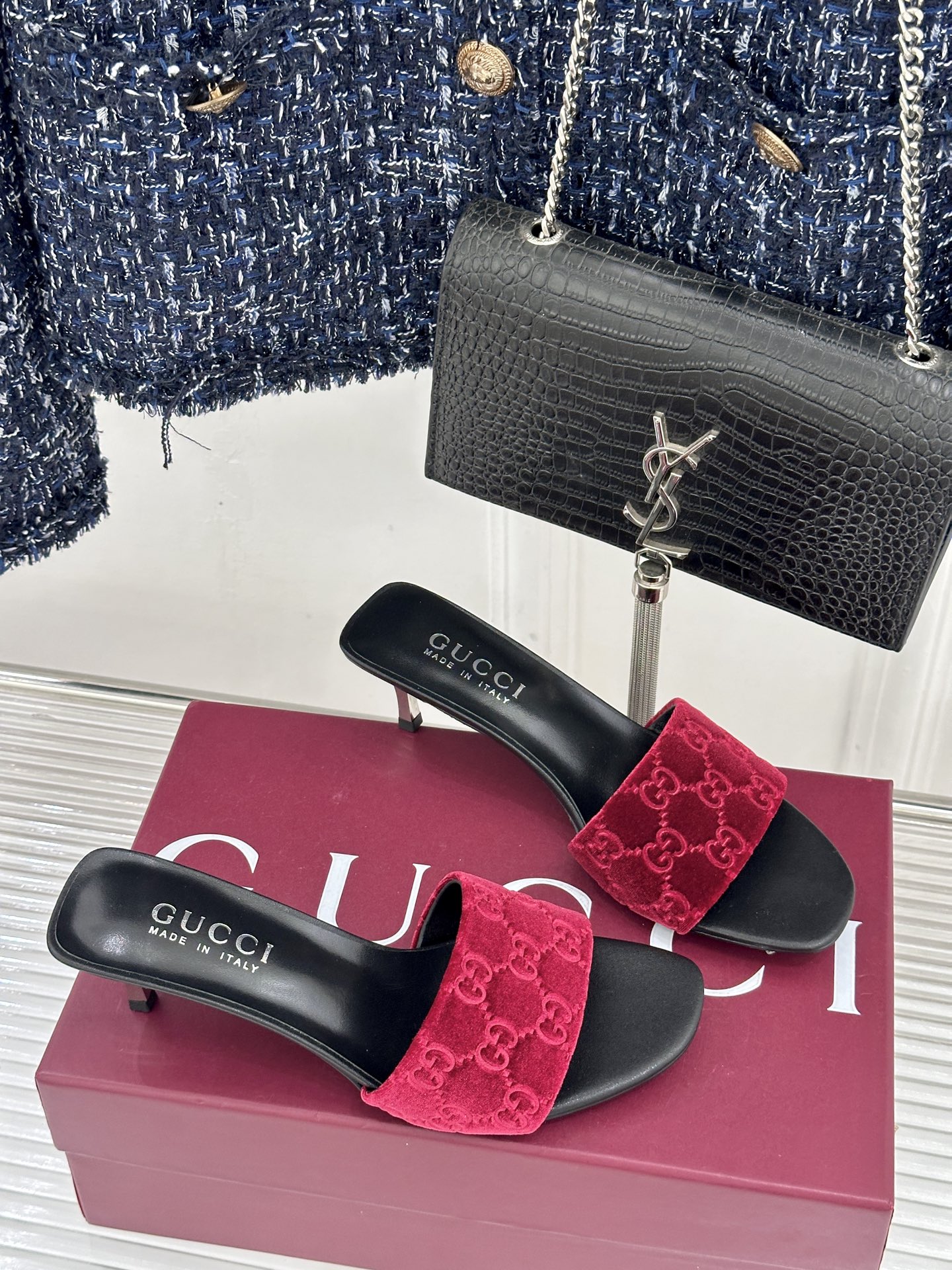 Gucci/古驰26WF新品老花一字带金属跟高跟拖鞋以经典GG老花铺陈复古基调标志性双G纹样流转意式典藏