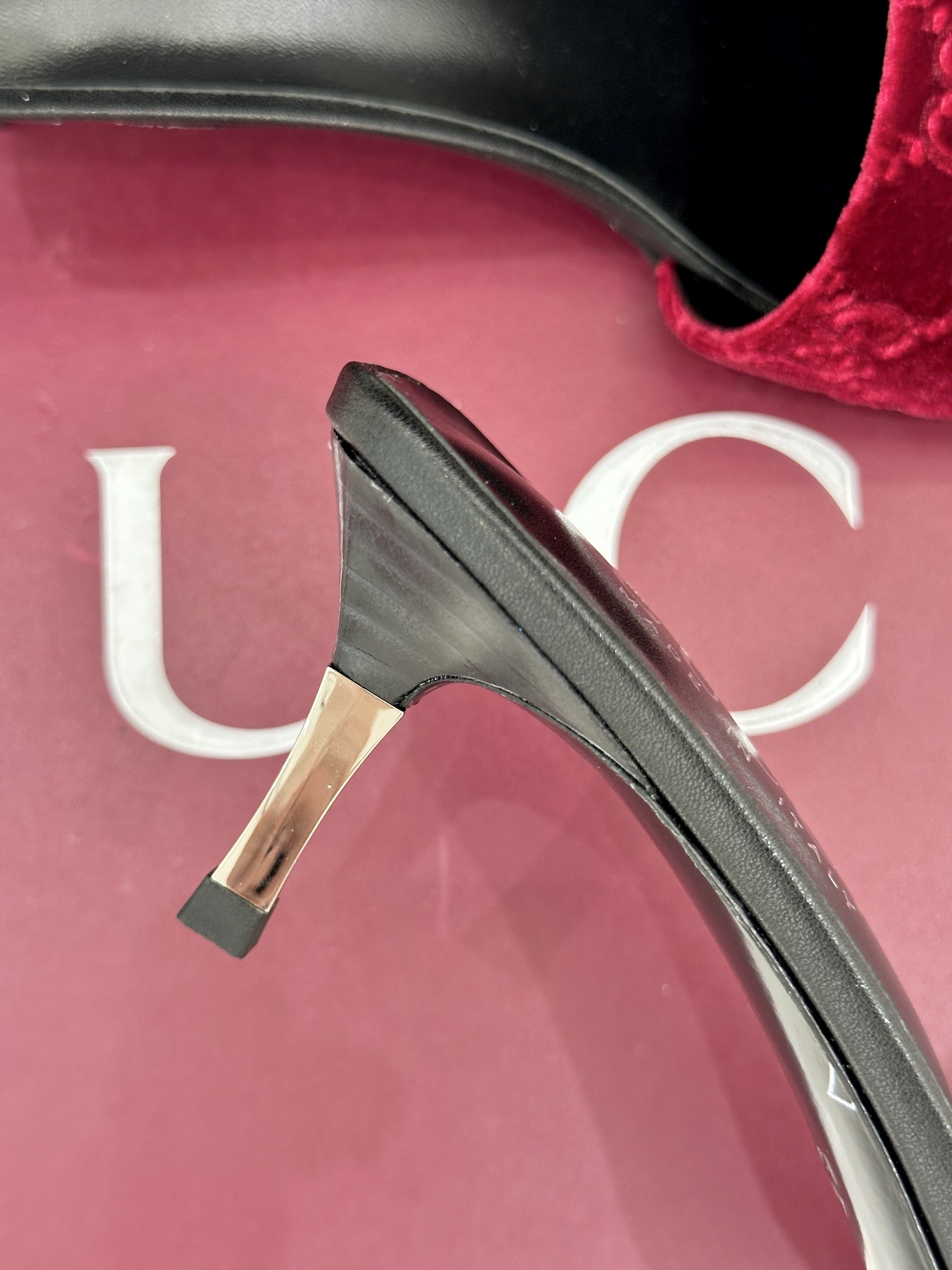 Gucci/古驰26WF新品老花一字带金属跟高跟拖鞋以经典GG老花铺陈复古基调标志性双G纹样流转意式典藏