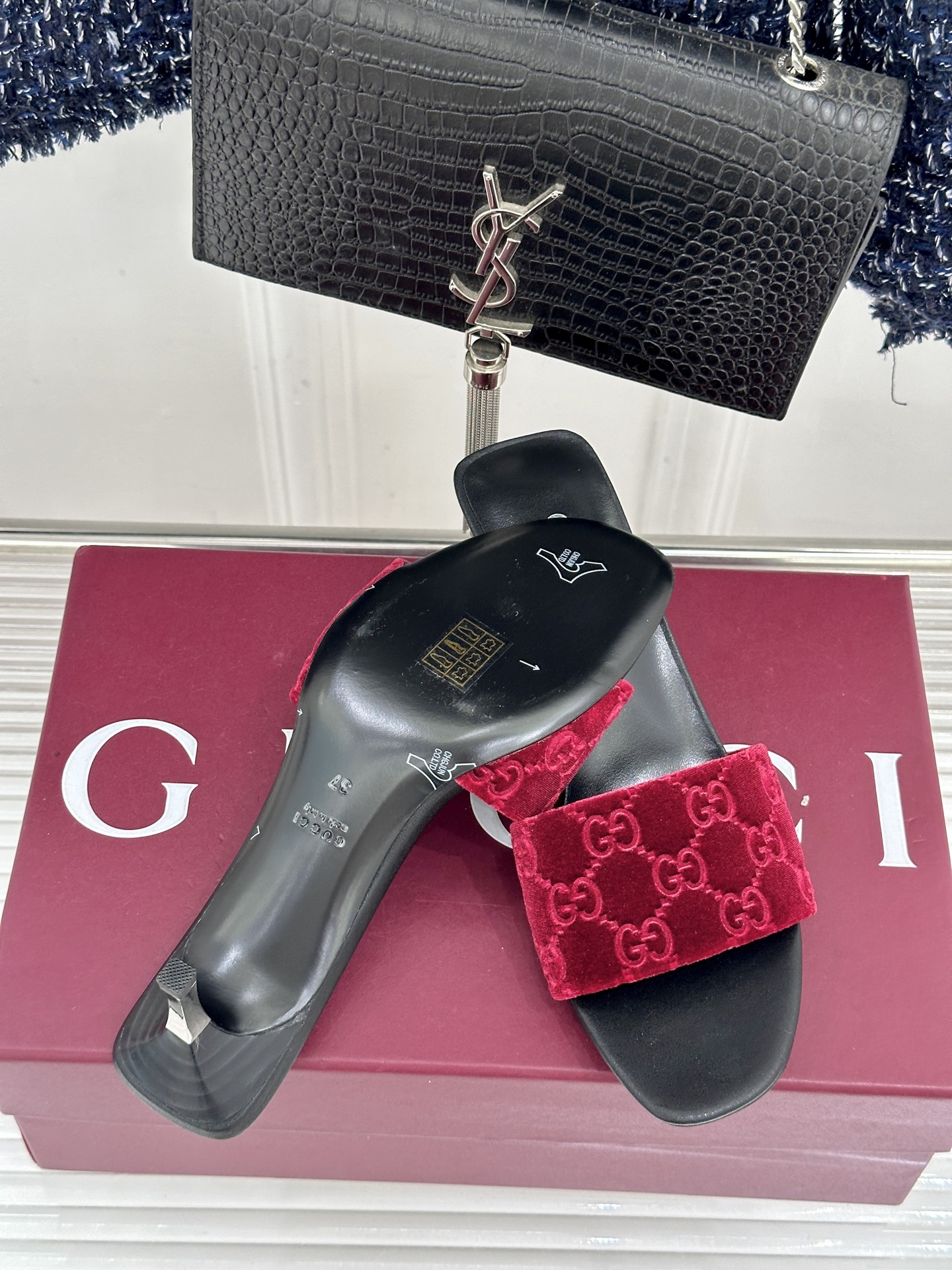 Gucci/古驰26WF新品老花一字带金属跟高跟拖鞋以经典GG老花铺陈复古基调标志性双G纹样流转意式典藏