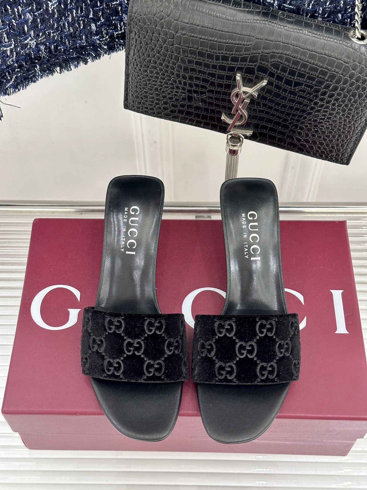Gucci/古驰26WF新品老花一字带金属跟高跟拖鞋以经典GG老花铺陈复古基调标志性双G纹样流转意式典藏