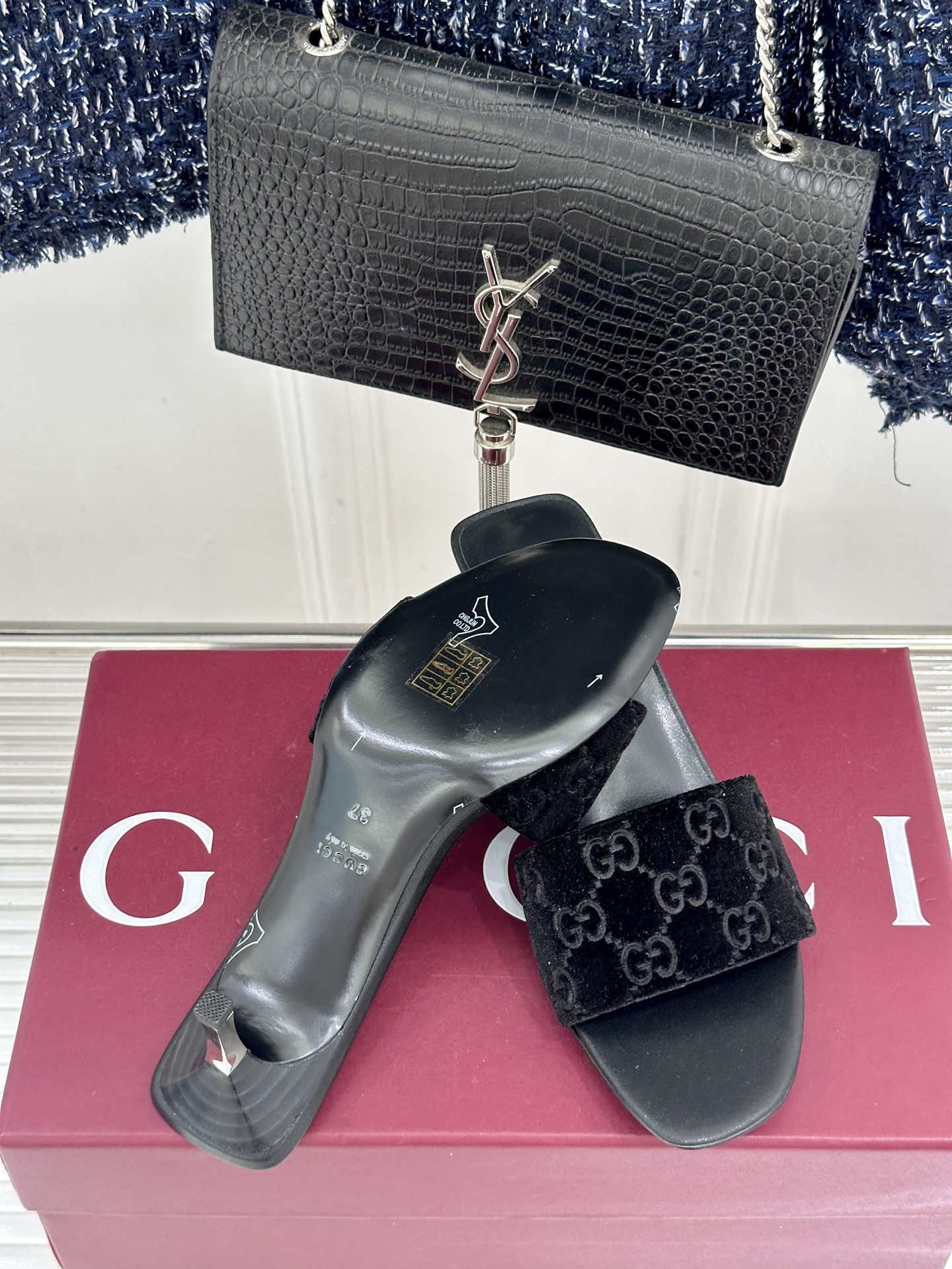 Gucci/古驰26WF新品老花一字带金属跟高跟拖鞋以经典GG老花铺陈复古基调标志性双G纹样流转意式典藏