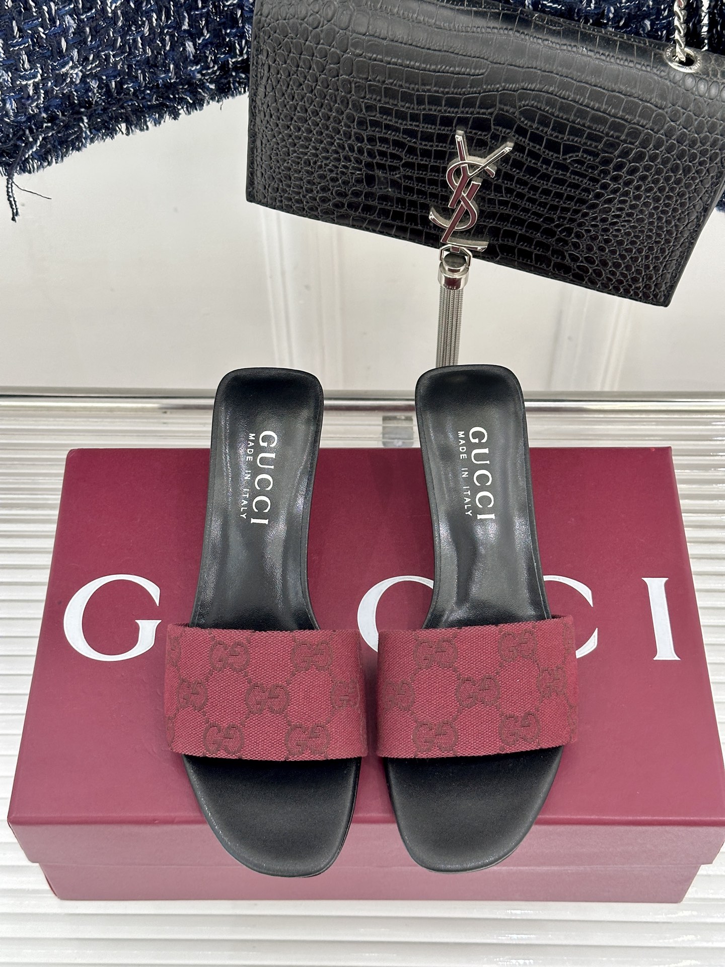 Gucci/古驰26WF新品老花一字带金属跟高跟拖鞋以经典GG老花铺陈复古基调标志性双G纹样流转意式典藏