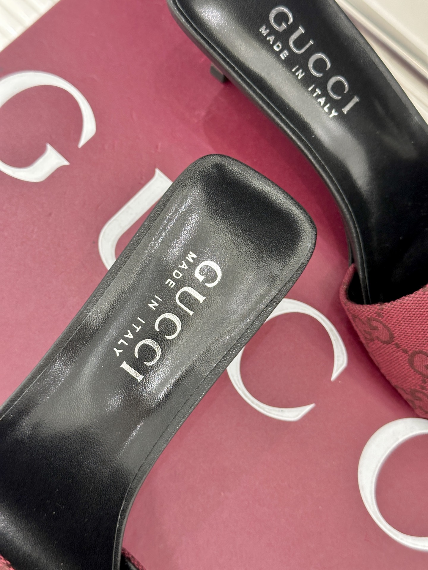 Gucci/古驰26WF新品老花一字带金属跟高跟拖鞋以经典GG老花铺陈复古基调标志性双G纹样流转意式典藏
