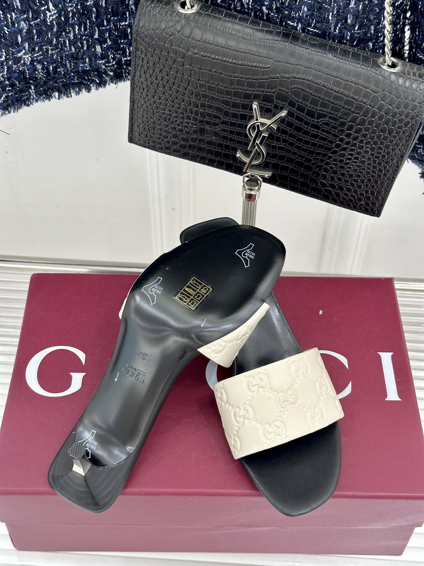 Gucci/古驰26WF新品老花一字带金属跟高跟拖鞋以经典GG老花铺陈复古基调标志性双G纹样流转意式典藏