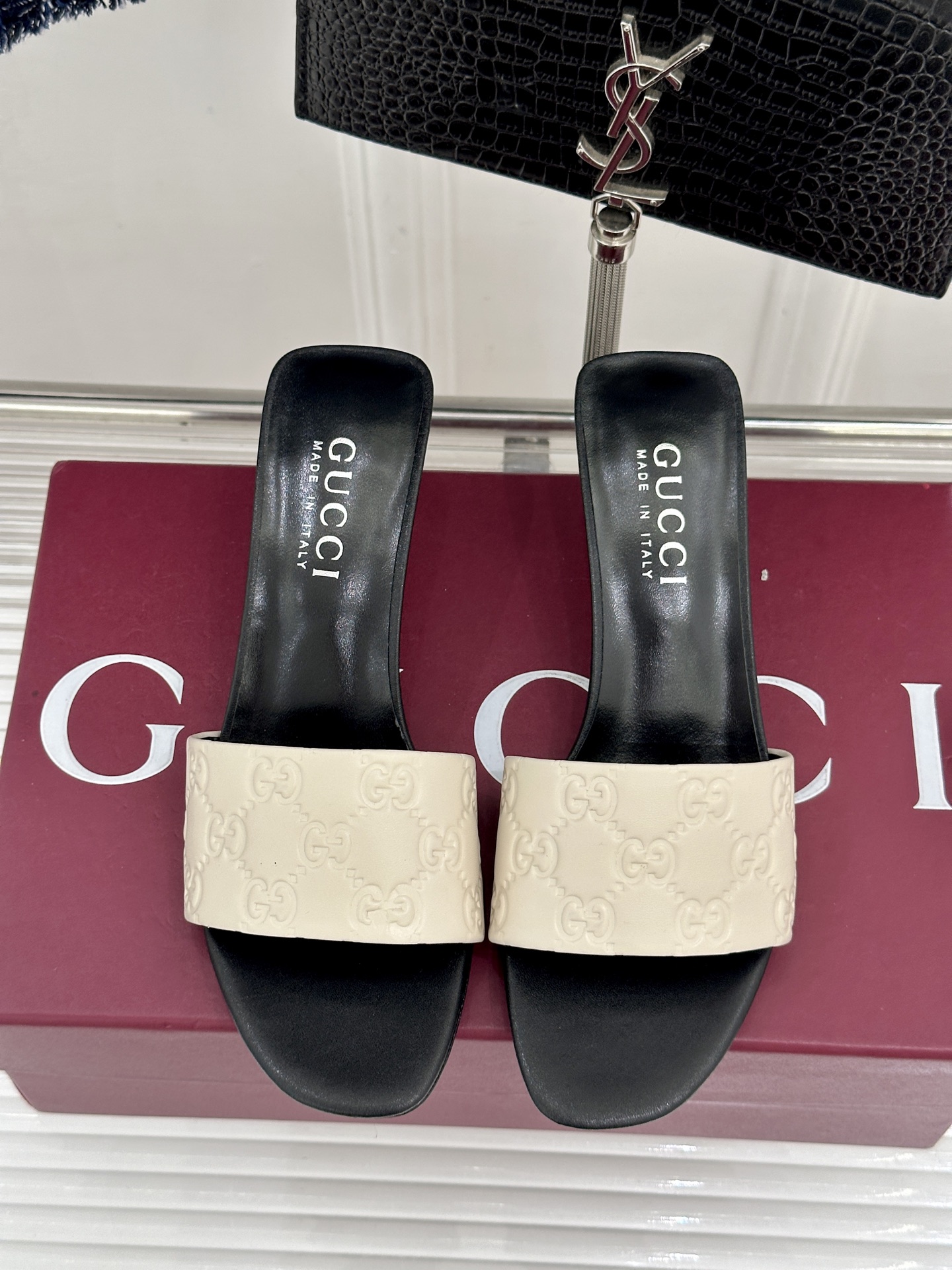 Gucci/古驰26WF新品老花一字带金属跟高跟拖鞋以经典GG老花铺陈复古基调标志性双G纹样流转意式典藏