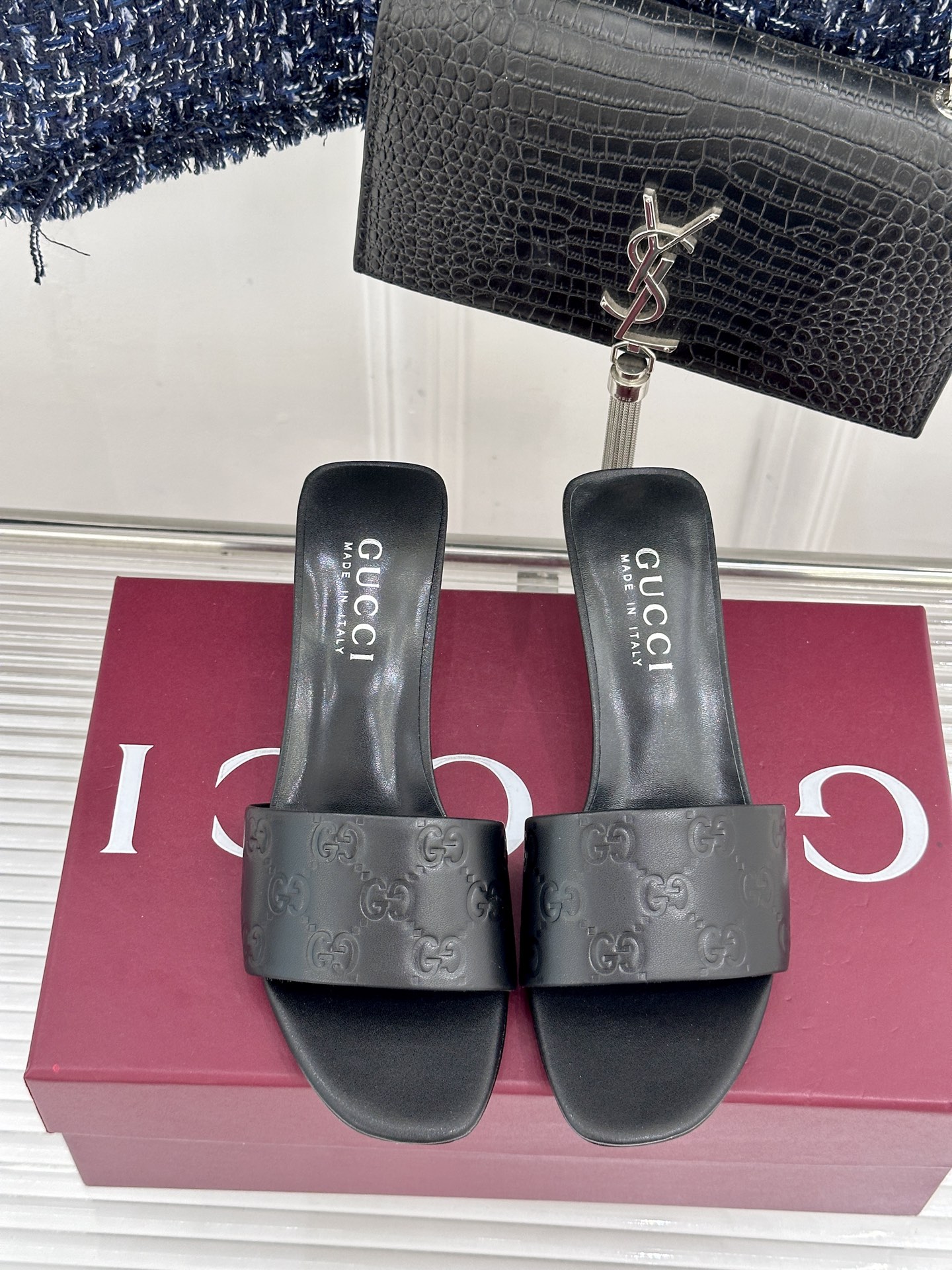 Gucci/古驰26WF新品老花一字带金属跟高跟拖鞋以经典GG老花铺陈复古基调标志性双G纹样流转意式典藏