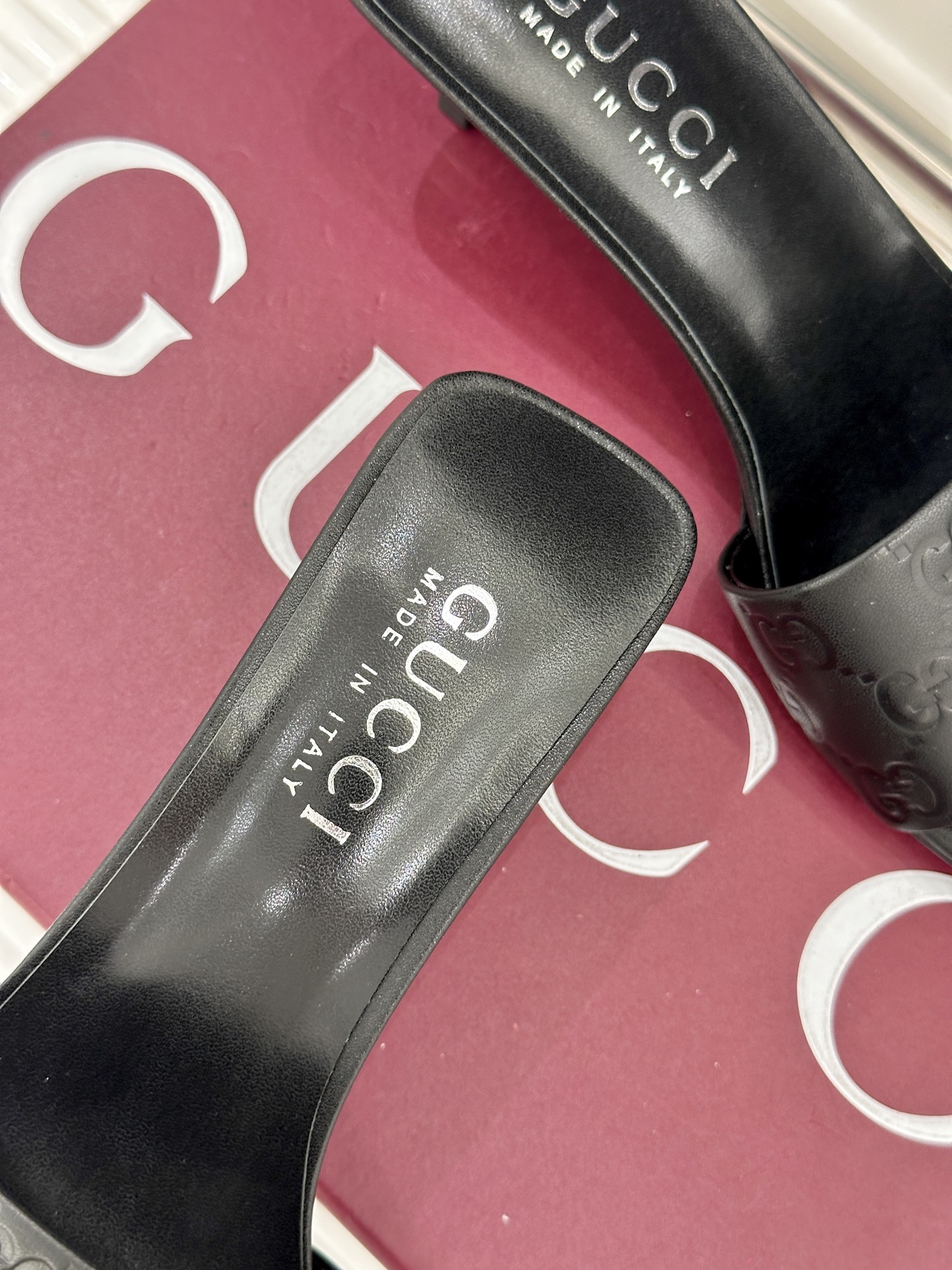 Gucci/古驰26WF新品老花一字带金属跟高跟拖鞋以经典GG老花铺陈复古基调标志性双G纹样流转意式典藏