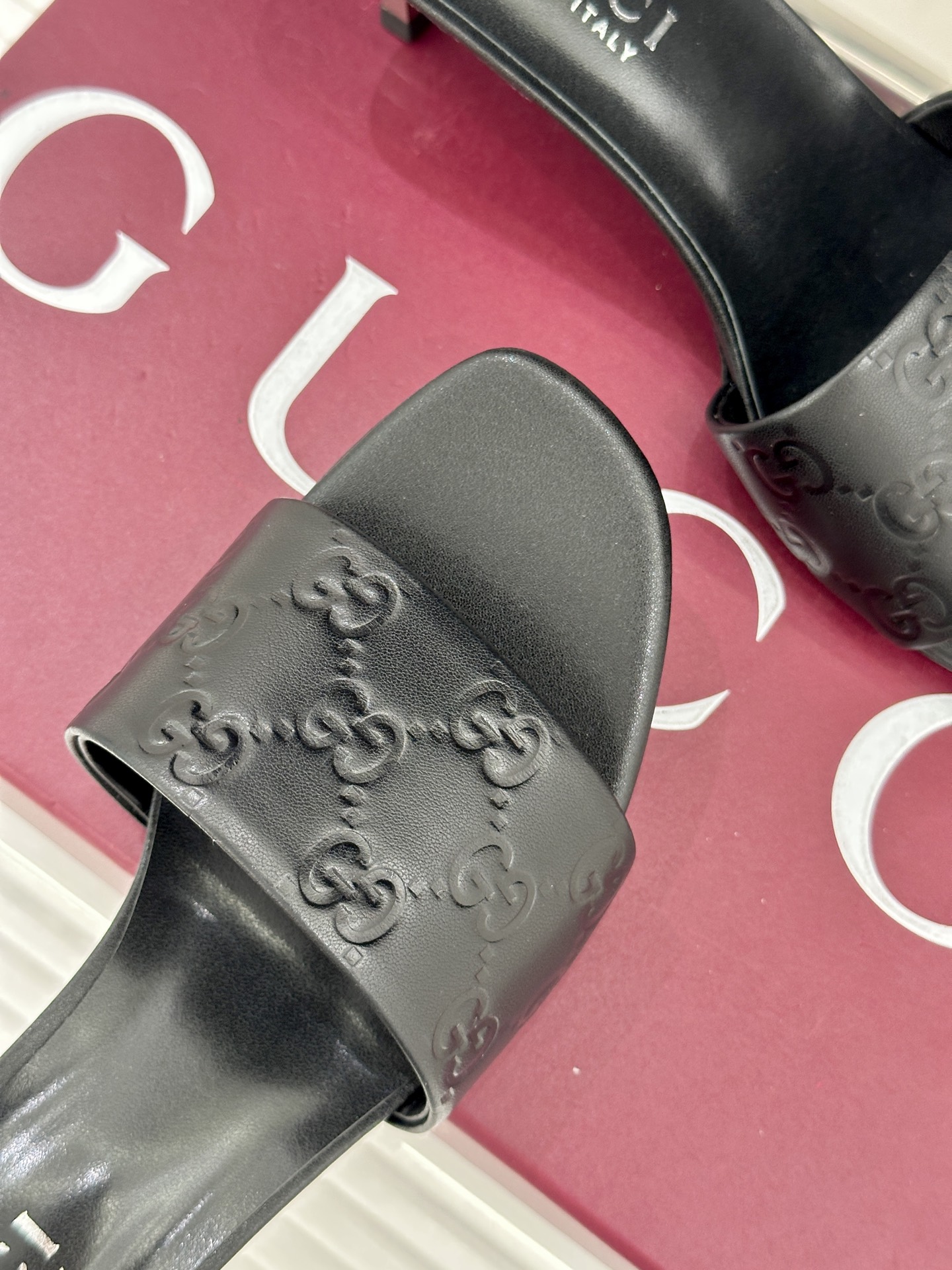 Gucci/古驰26WF新品老花一字带金属跟高跟拖鞋以经典GG老花铺陈复古基调标志性双G纹样流转意式典藏