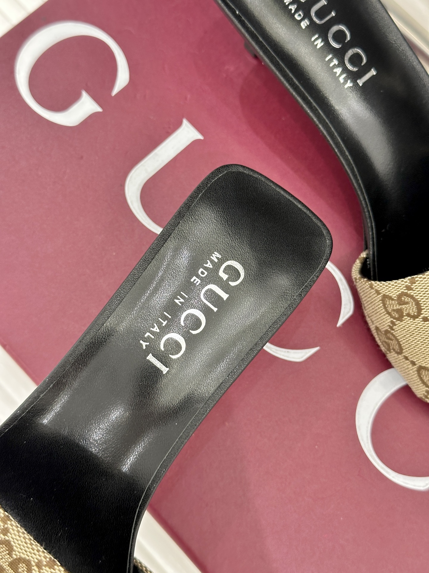 Gucci/古驰26WF新品老花一字带金属跟高跟拖鞋以经典GG老花铺陈复古基调标志性双G纹样流转意式典藏