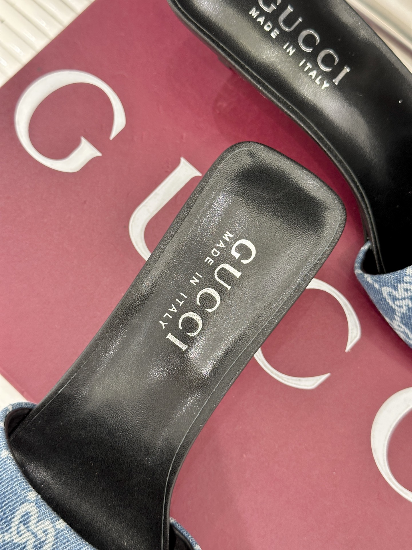 Gucci/古驰26WF新品老花一字带金属跟高跟拖鞋以经典GG老花铺陈复古基调标志性双G纹样流转意式典藏