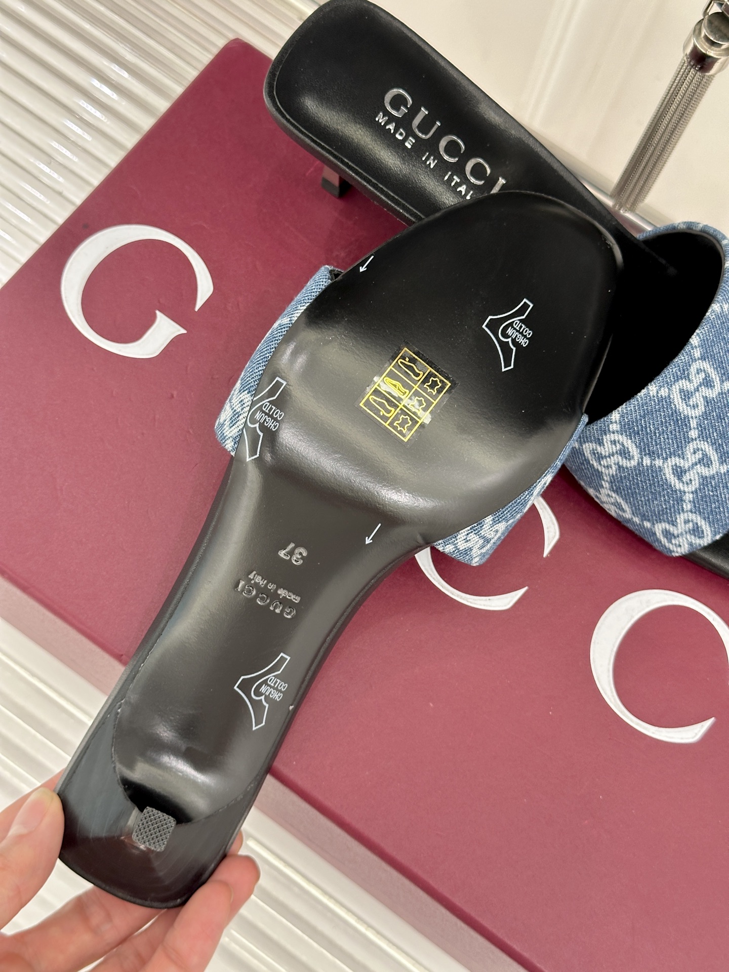 Gucci/古驰26WF新品老花一字带金属跟高跟拖鞋以经典GG老花铺陈复古基调标志性双G纹样流转意式典藏