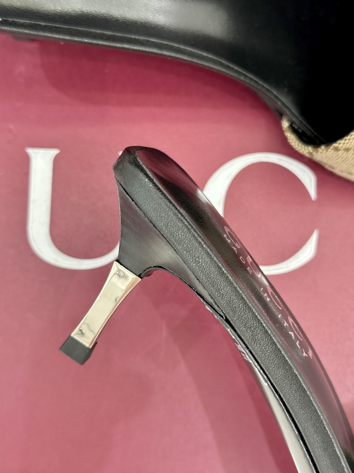 Gucci/古驰26WF新品老花一字带金属跟高跟拖鞋以经典GG老花铺陈复古基调标志性双G纹样流转意式典藏