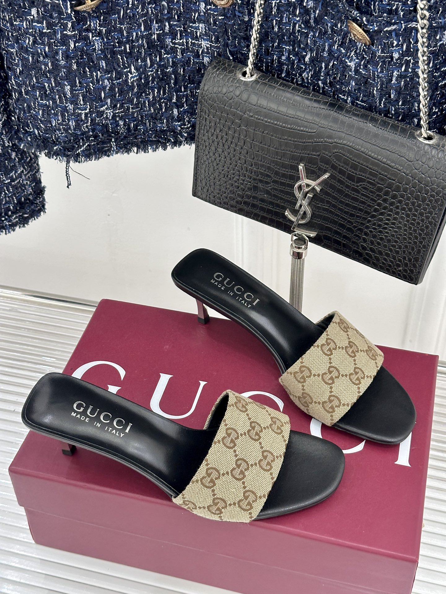 Gucci/古驰26WF新品老花一字带金属跟高跟拖鞋以经典GG老花铺陈复古基调标志性双G纹样流转意式典藏