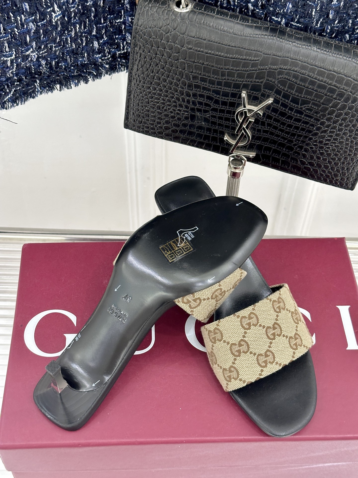 Gucci/古驰26WF新品老花一字带金属跟高跟拖鞋以经典GG老花铺陈复古基调标志性双G纹样流转意式典藏