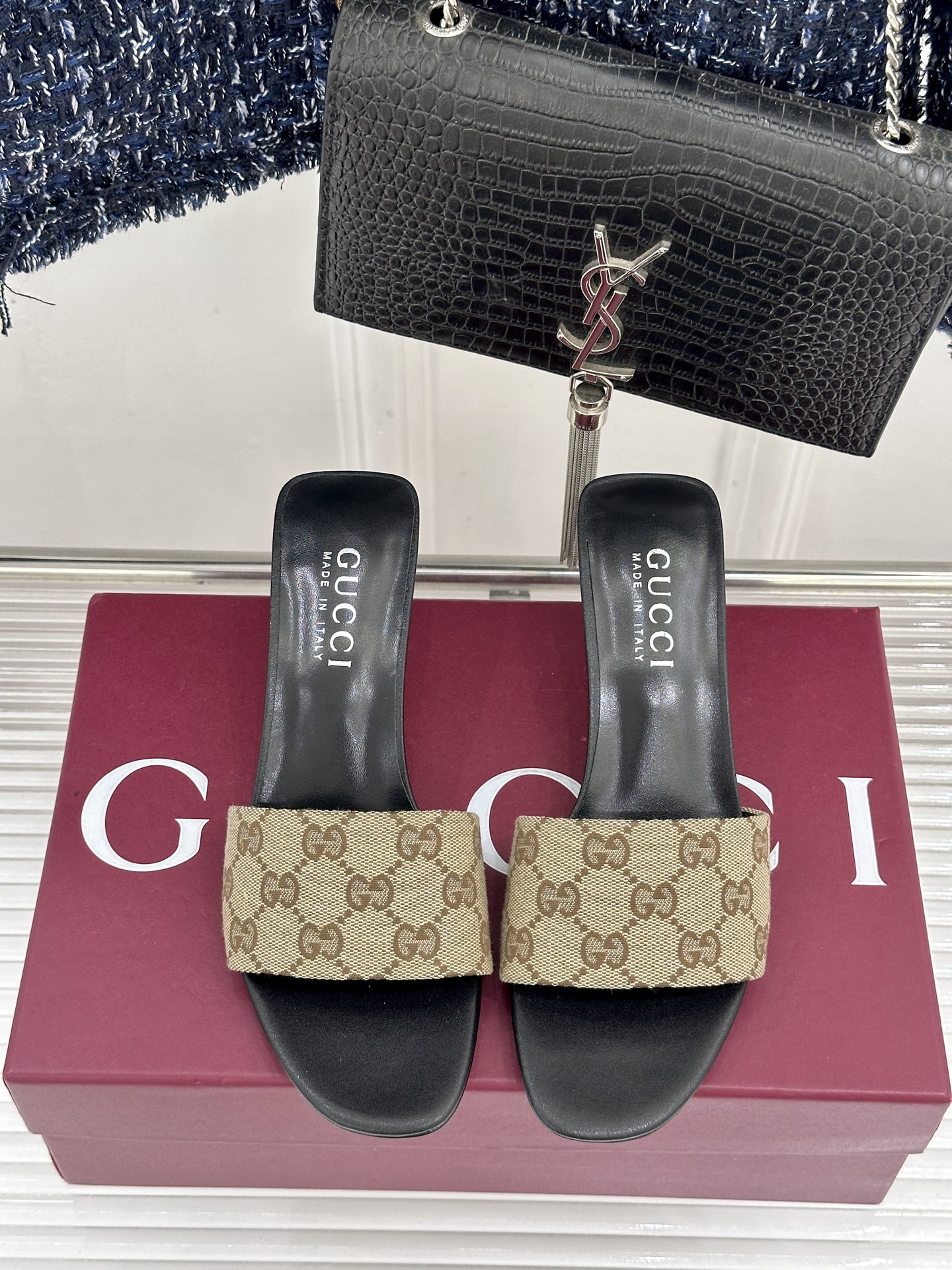 Gucci/古驰26WF新品老花一字带金属跟高跟拖鞋以经典GG老花铺陈复古基调标志性双G纹样流转意式典藏