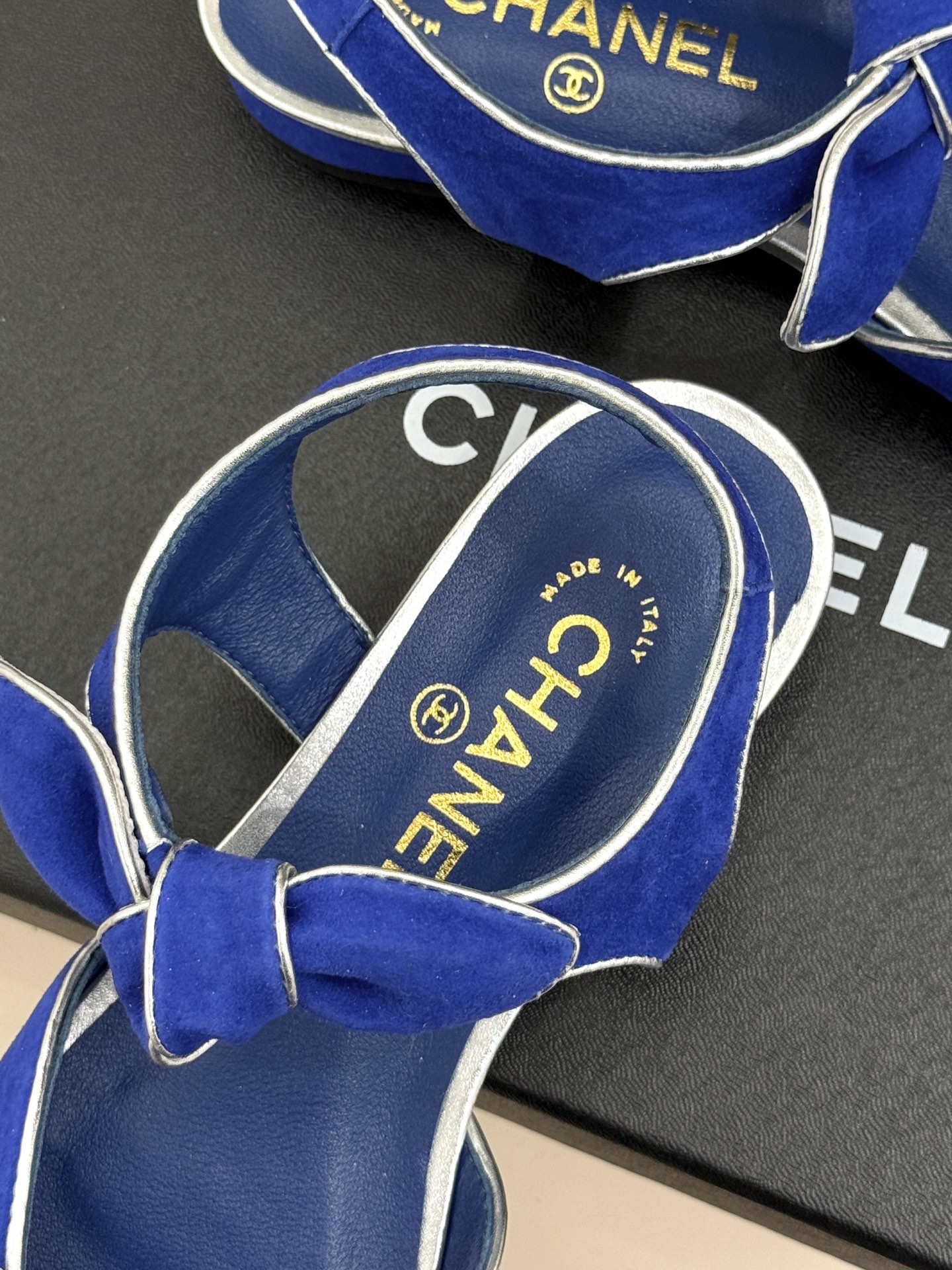 CHANE*｜小香经典双兔耳朵平底凉鞋2026春夏法式甜奢代表作。软糯小羊皮鞋面细腻亲肤脚背立体兔耳朵蝴