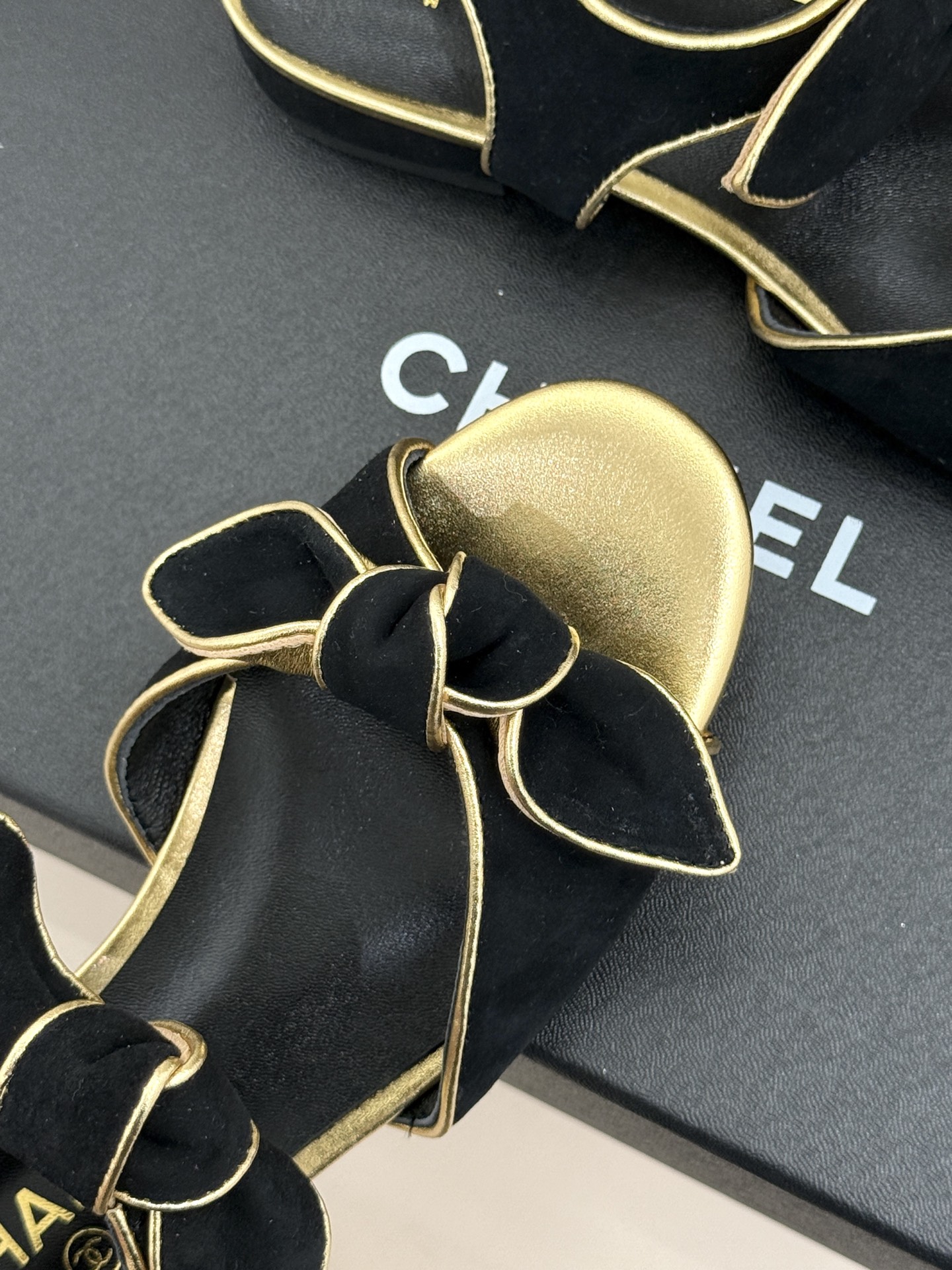 CHANE*｜小香经典双兔耳朵平底凉鞋2026春夏法式甜奢代表作。软糯小羊皮鞋面细腻亲肤脚背立体兔耳朵蝴