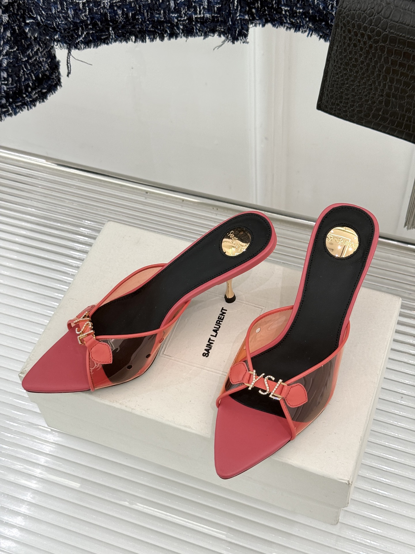 Saint Laurent /圣罗兰YSL26WF新品水钻YSL字母胶片尖头高跟拖鞋是法式性感与轻奢的极