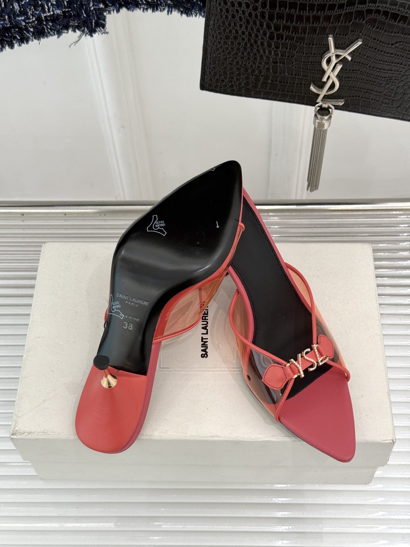 Saint Laurent /圣罗兰YSL26WF新品水钻YSL字母胶片尖头高跟拖鞋是法式性感与轻奢的极