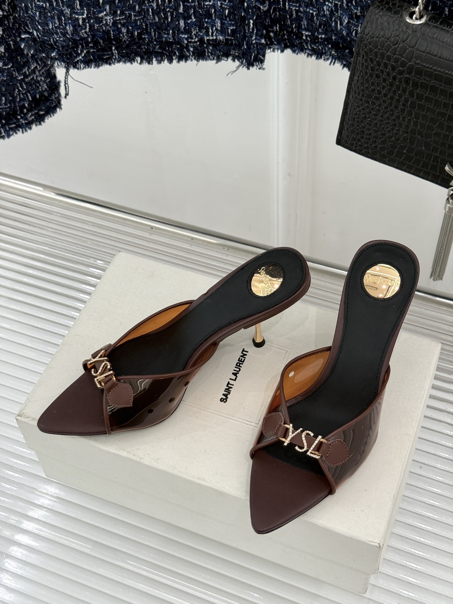 Saint Laurent /圣罗兰YSL26WF新品水钻YSL字母胶片尖头高跟拖鞋是法式性感与轻奢的极