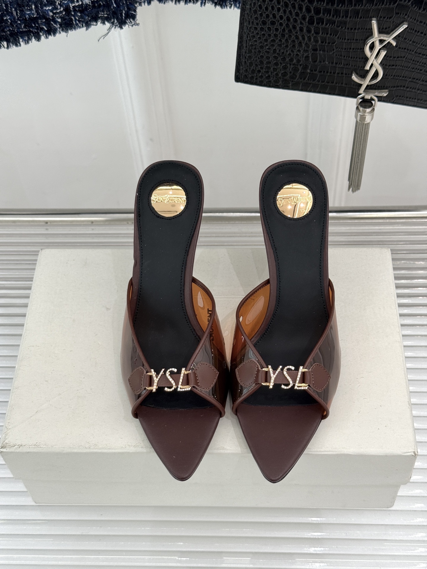 Saint Laurent /圣罗兰YSL26WF新品水钻YSL字母胶片尖头高跟拖鞋是法式性感与轻奢的极
