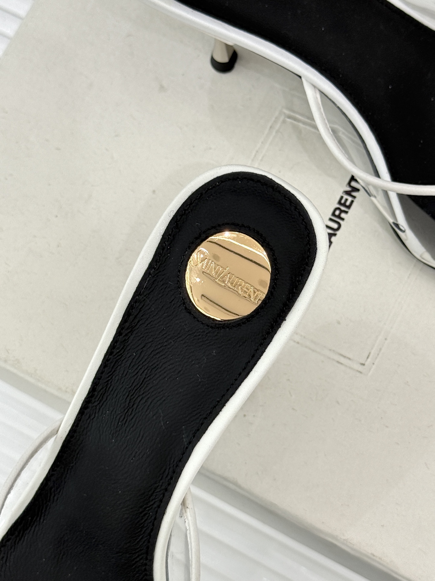 Saint Laurent /圣罗兰YSL26WF新品水钻YSL字母胶片尖头高跟拖鞋是法式性感与轻奢的极