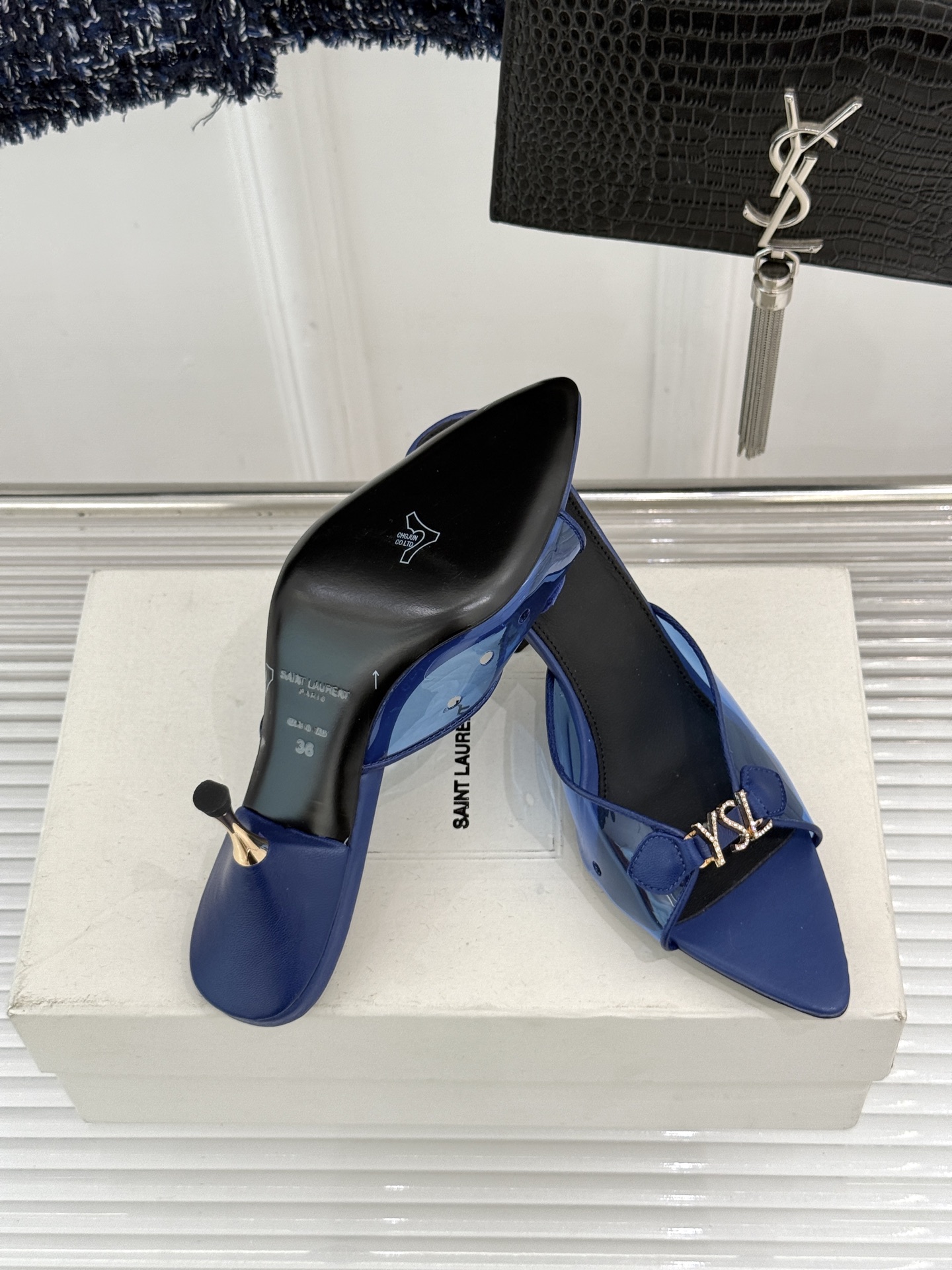Saint Laurent /圣罗兰YSL26WF新品水钻YSL字母胶片尖头高跟拖鞋是法式性感与轻奢的极