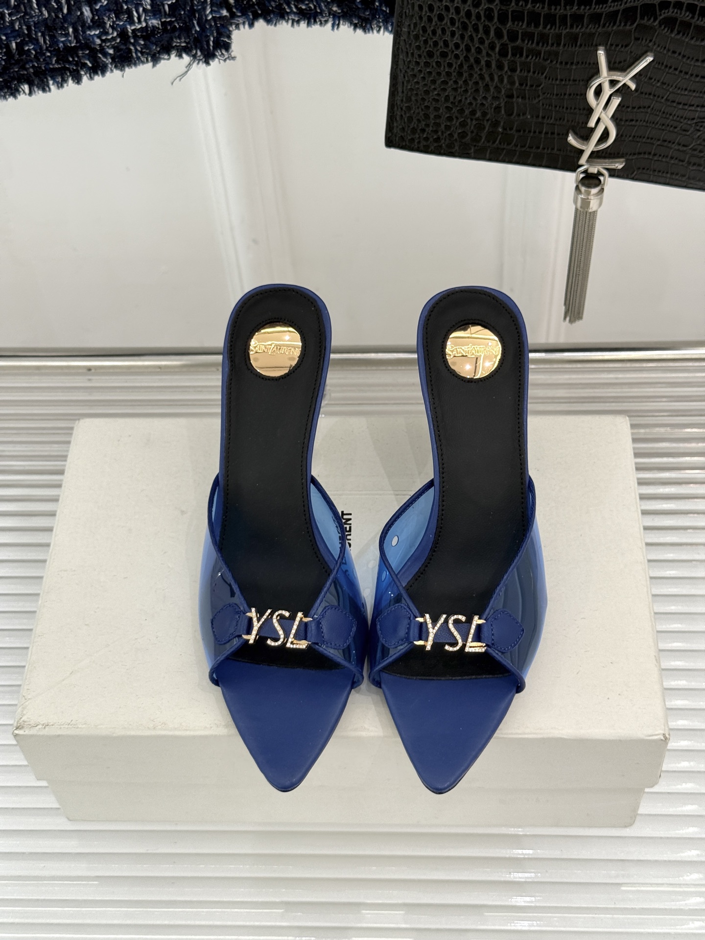 Saint Laurent /圣罗兰YSL26WF新品水钻YSL字母胶片尖头高跟拖鞋是法式性感与轻奢的极