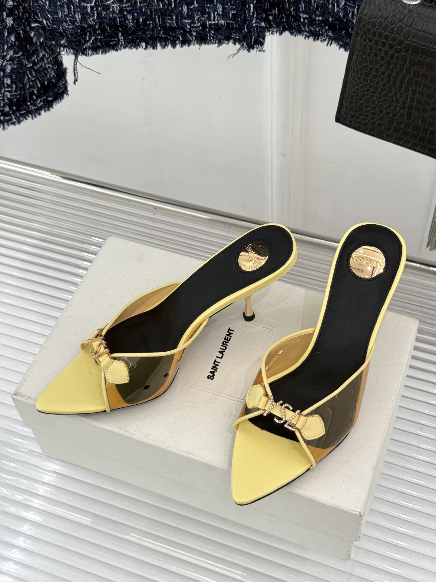 Saint Laurent /圣罗兰YSL26WF新品水钻YSL字母胶片尖头高跟拖鞋是法式性感与轻奢的极