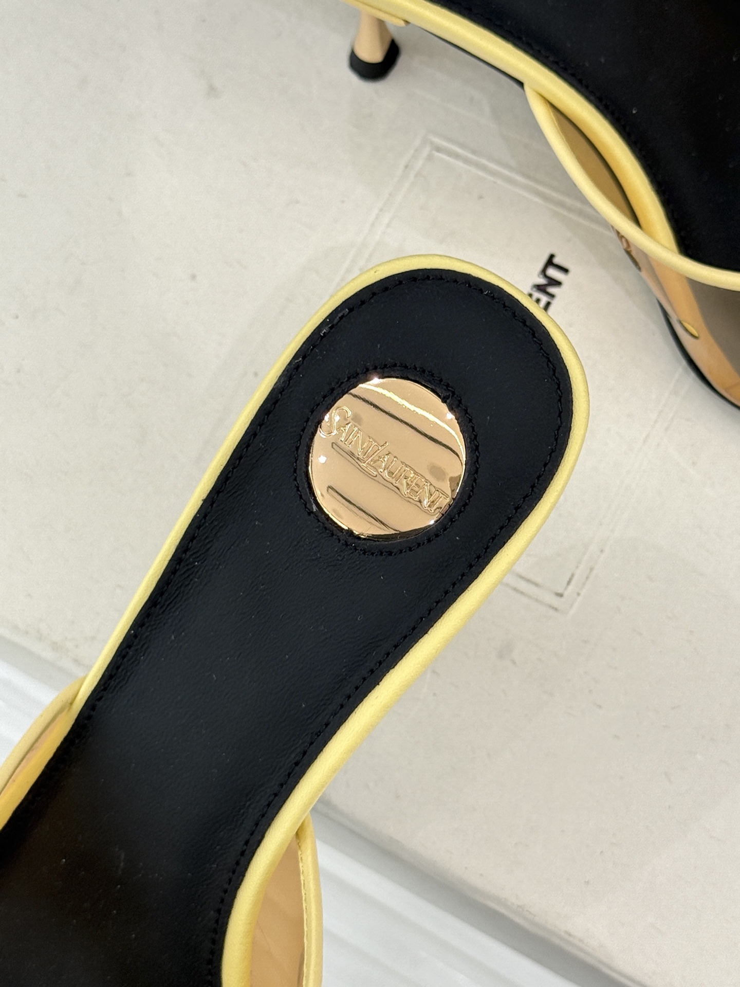 Saint Laurent /圣罗兰YSL26WF新品水钻YSL字母胶片尖头高跟拖鞋是法式性感与轻奢的极