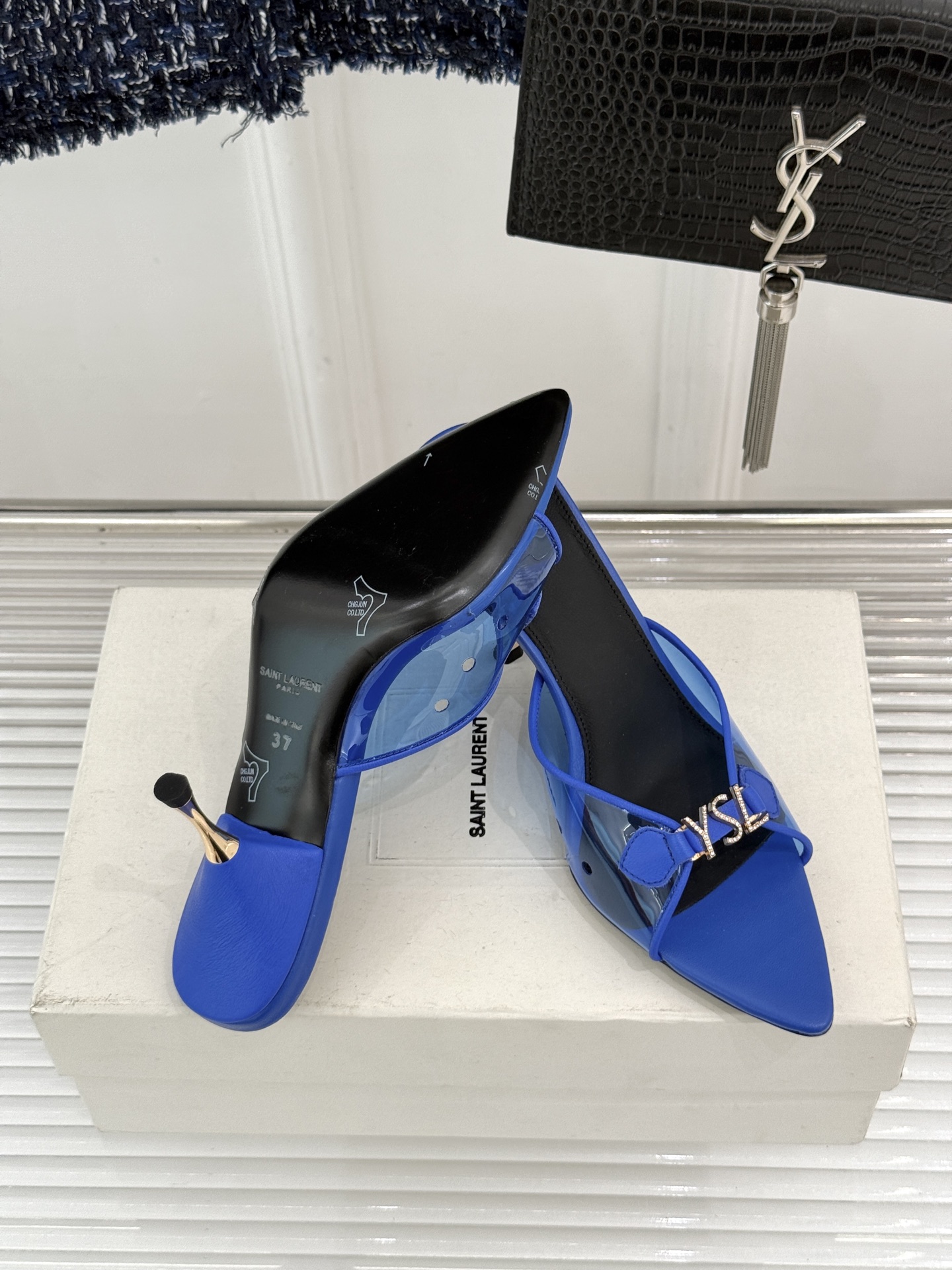Saint Laurent /圣罗兰YSL26WF新品水钻YSL字母胶片尖头高跟拖鞋是法式性感与轻奢的极
