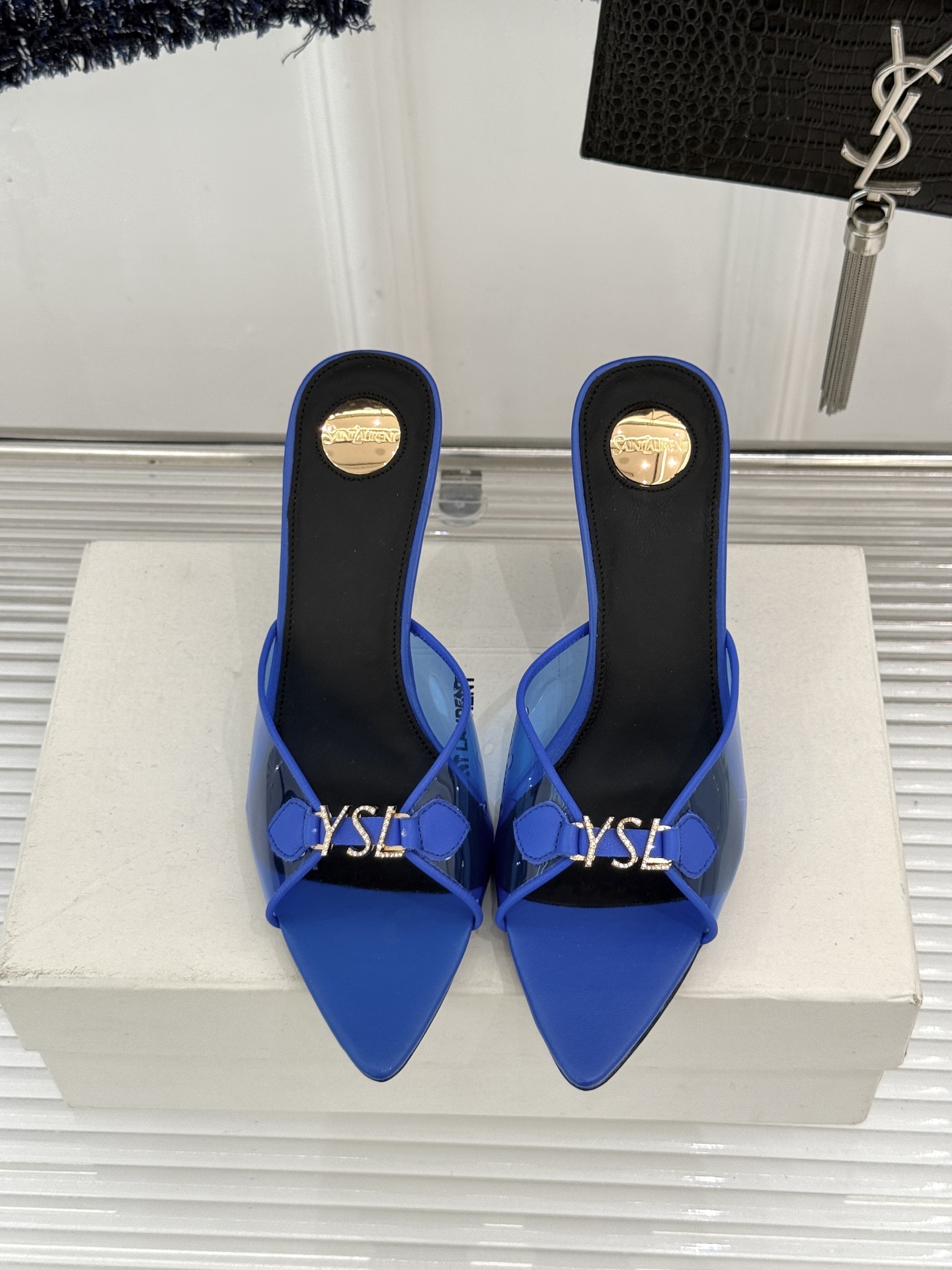 Saint Laurent /圣罗兰YSL26WF新品水钻YSL字母胶片尖头高跟拖鞋是法式性感与轻奢的极