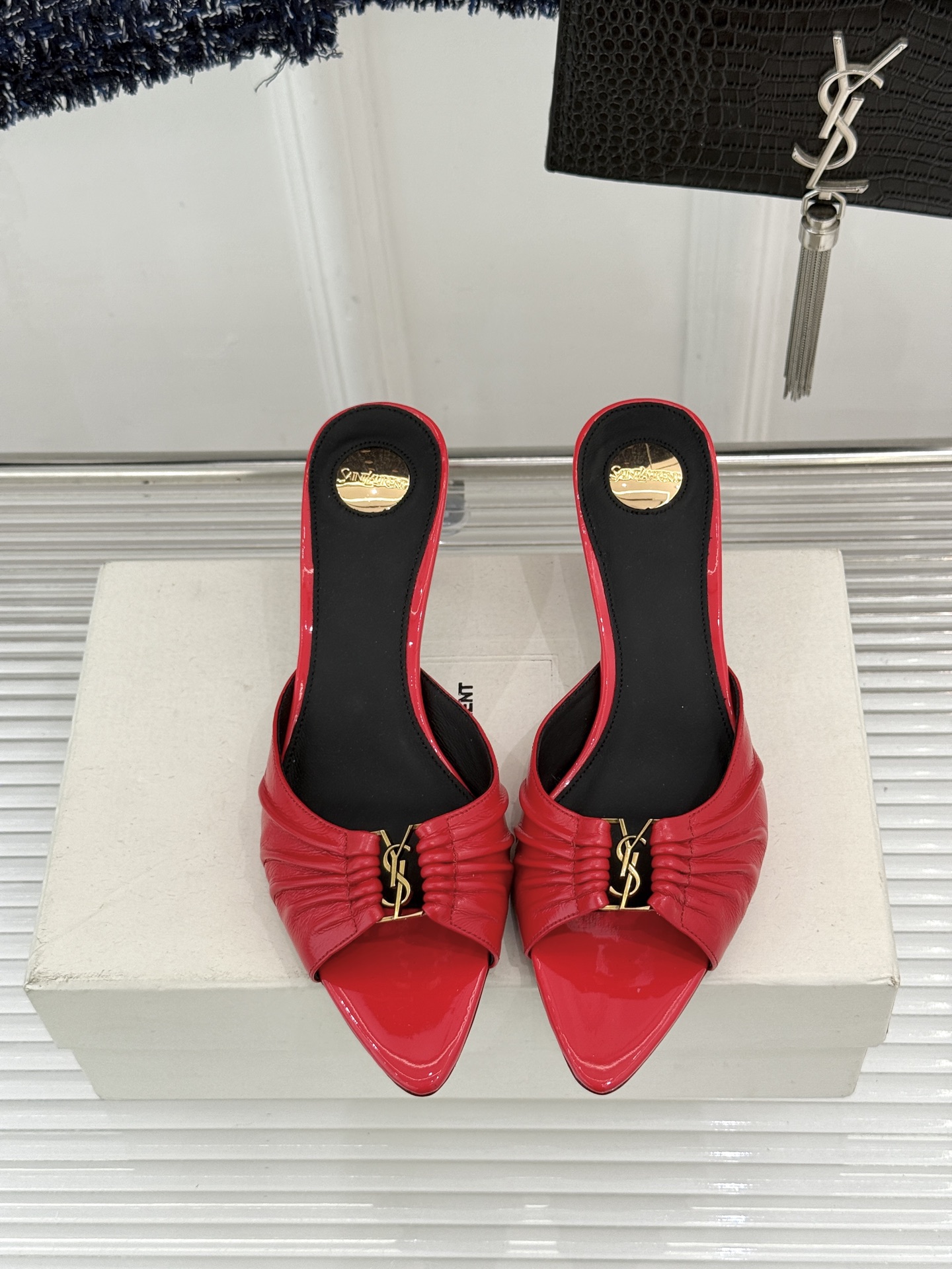 Saint Laurent /圣罗兰YSL26WF新品金属字母扣褶皱尖头高跟拖鞋以褶皱皮面与金属字母重塑