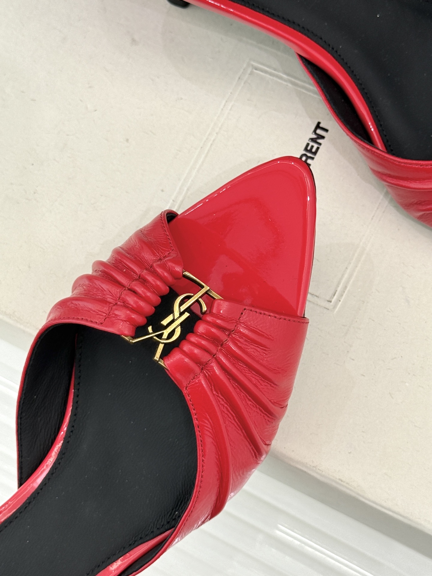 Saint Laurent /圣罗兰YSL26WF新品金属字母扣褶皱尖头高跟拖鞋以褶皱皮面与金属字母重塑