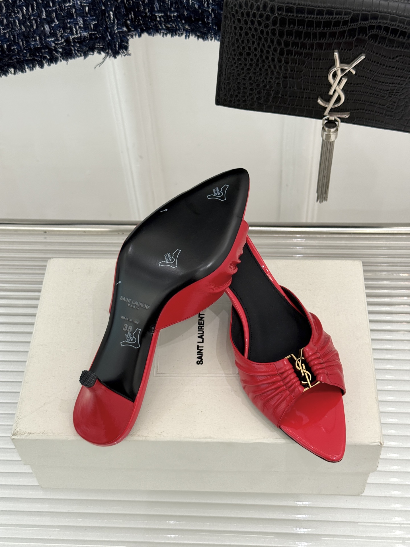 Saint Laurent /圣罗兰YSL26WF新品金属字母扣褶皱尖头高跟拖鞋以褶皱皮面与金属字母重塑